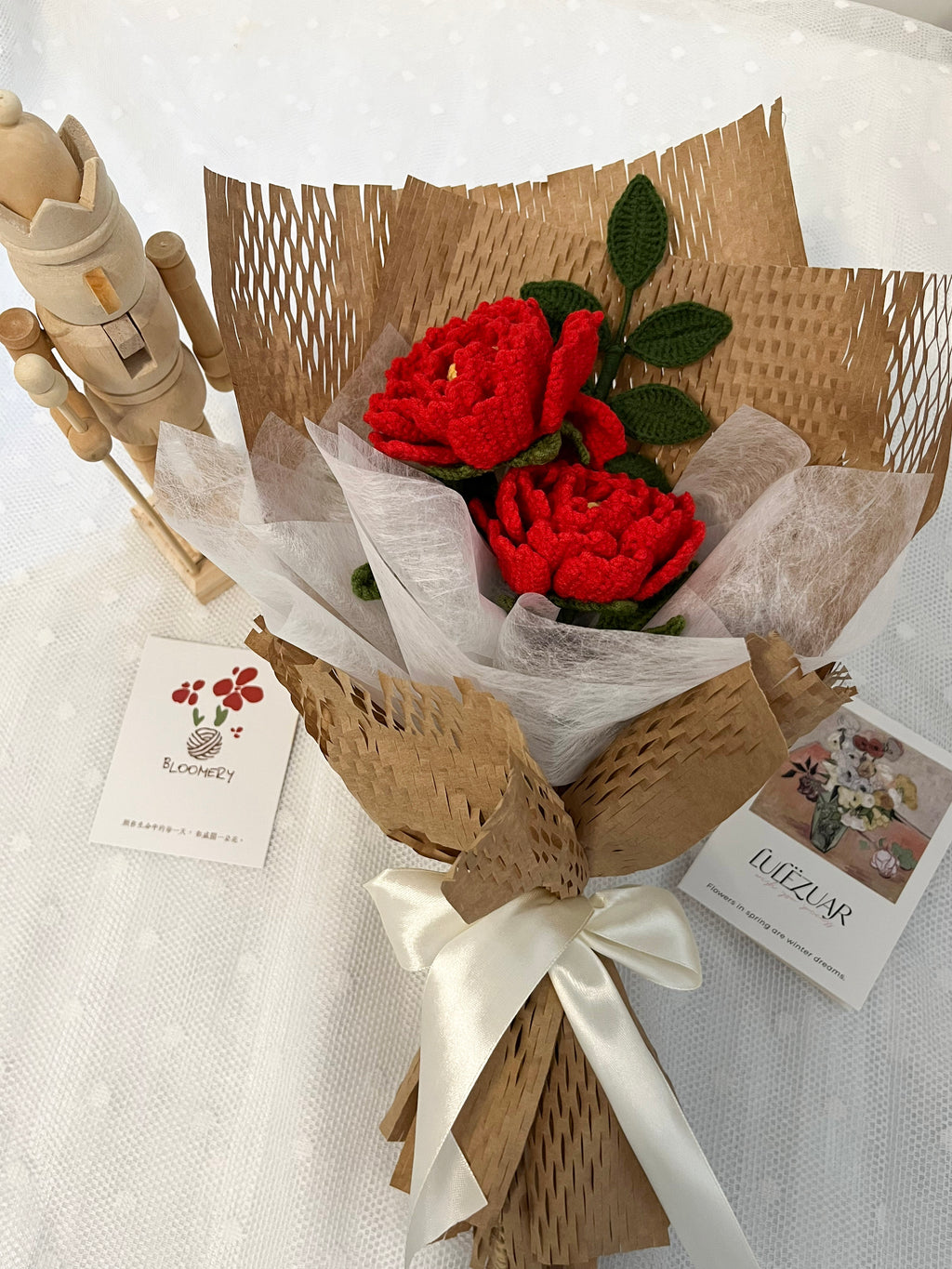 Gehaakt pioenboeket – rood - Een blijvend boeket vol warmte en betekenis