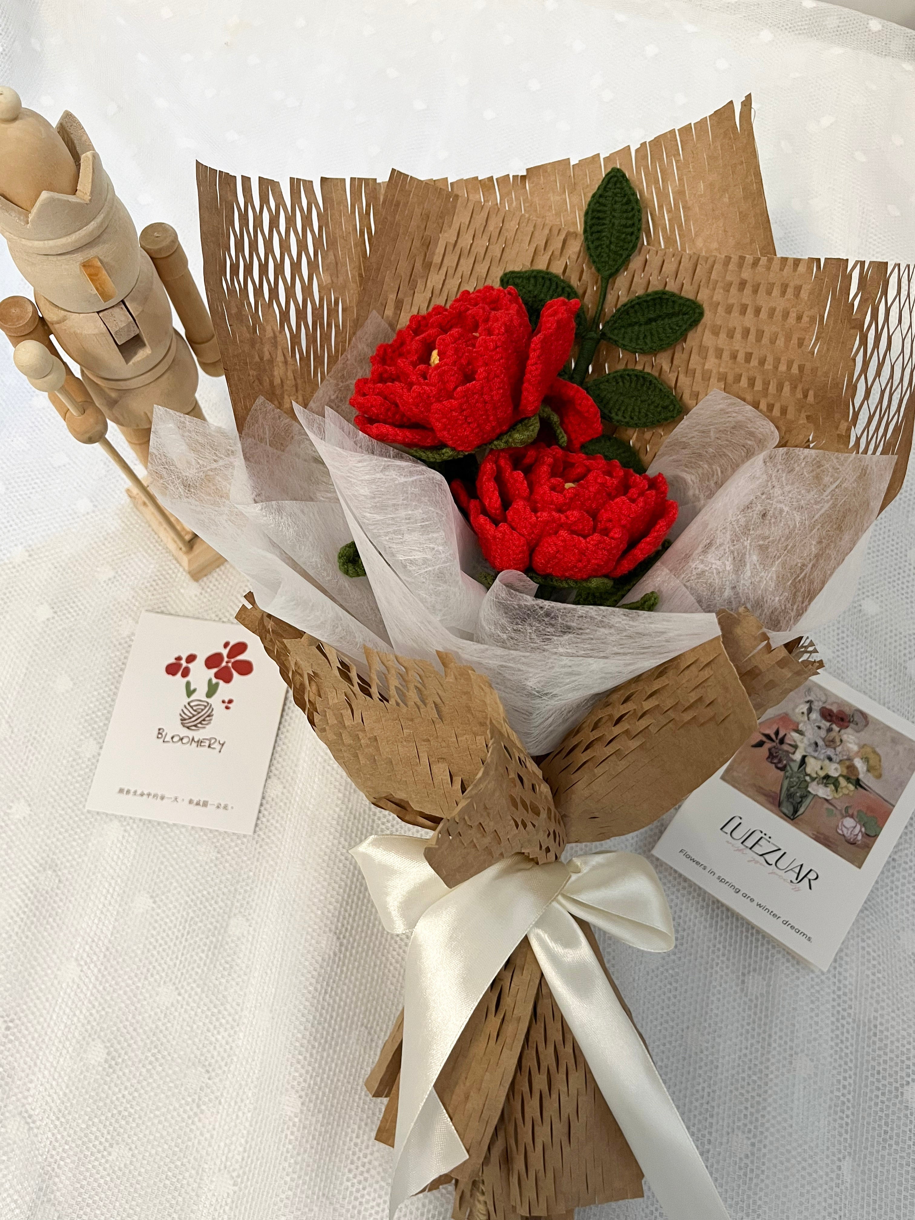 Gehaakt pioenboeket – rood - Een blijvend boeket vol warmte en betekenis