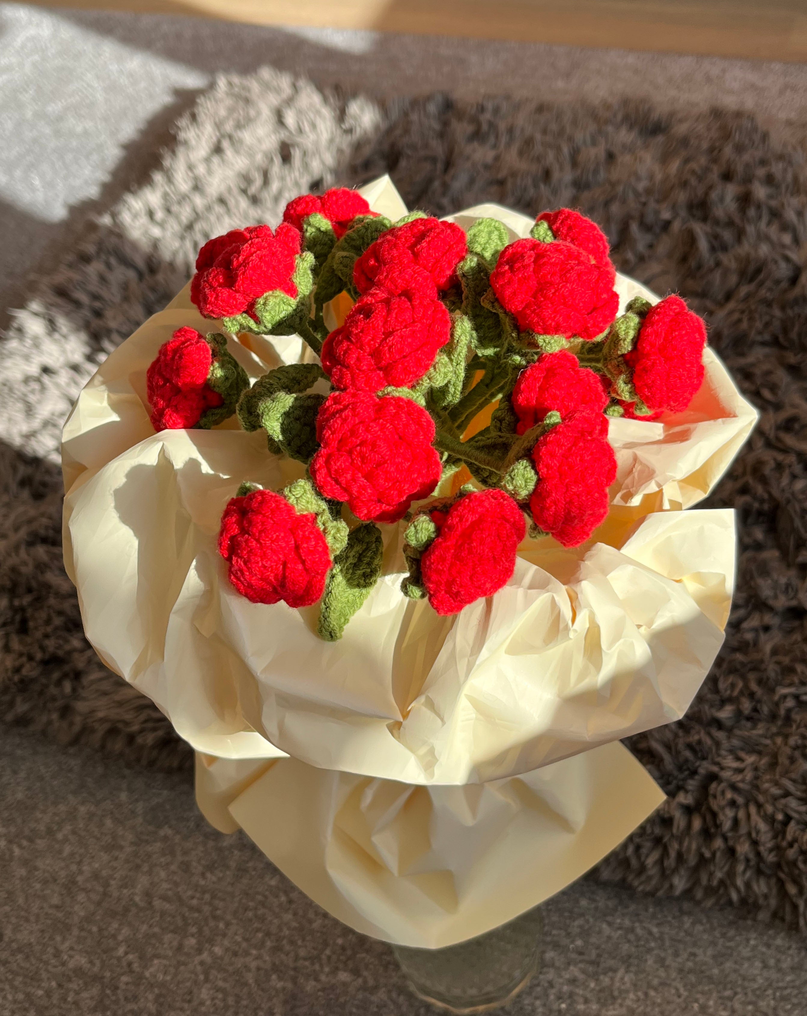 Handgehaakt bloemenboeket – rood & vol liefde