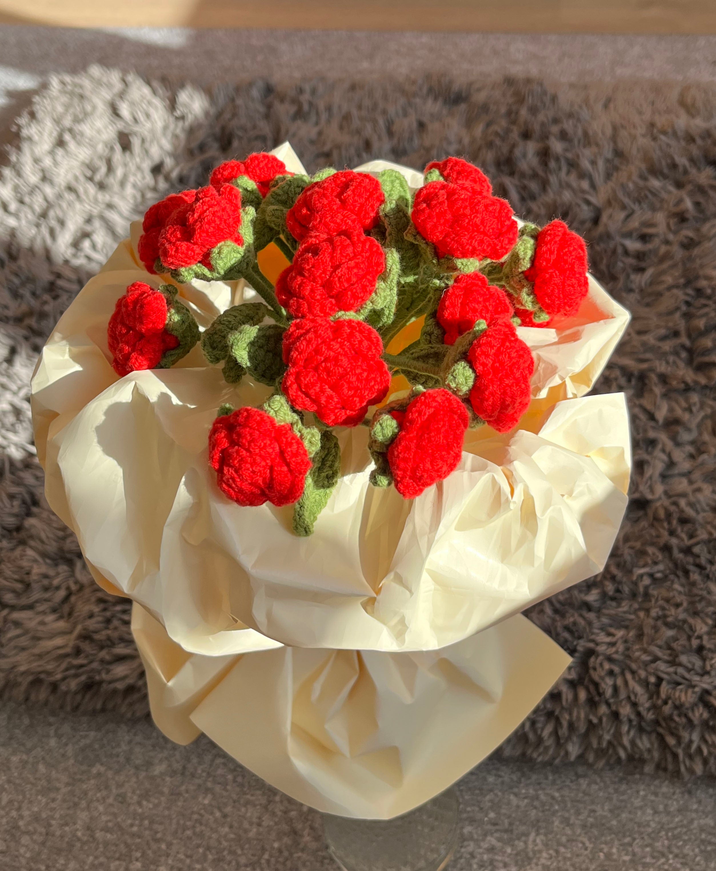 Handgehaakt bloemenboeket – rood & vol liefde