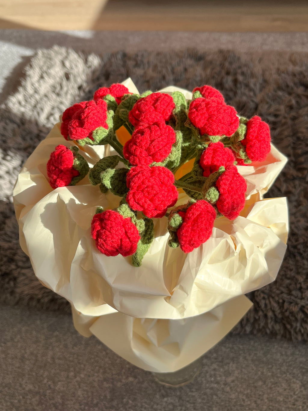 Handgehaakt bloemenboeket – rood & vol liefde