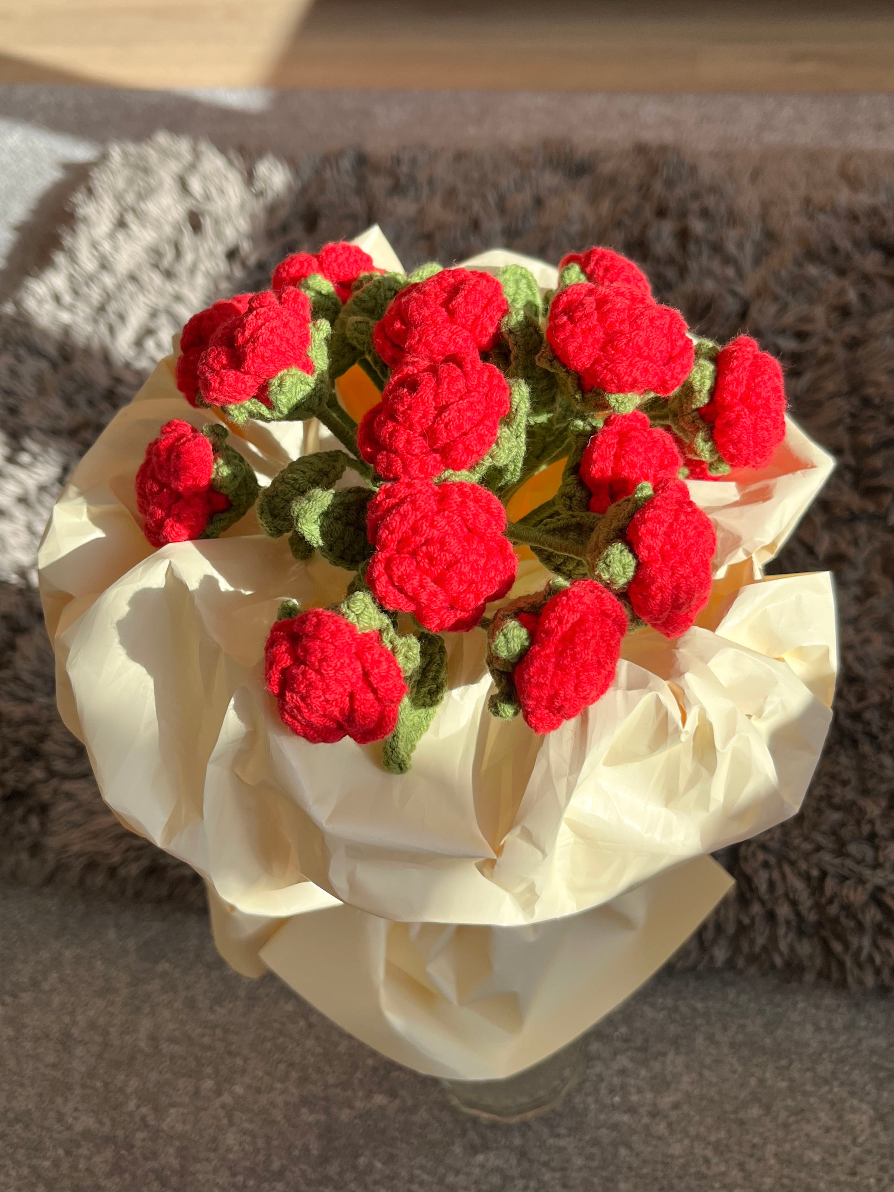 Handgehaakt bloemenboeket – rood & vol liefde