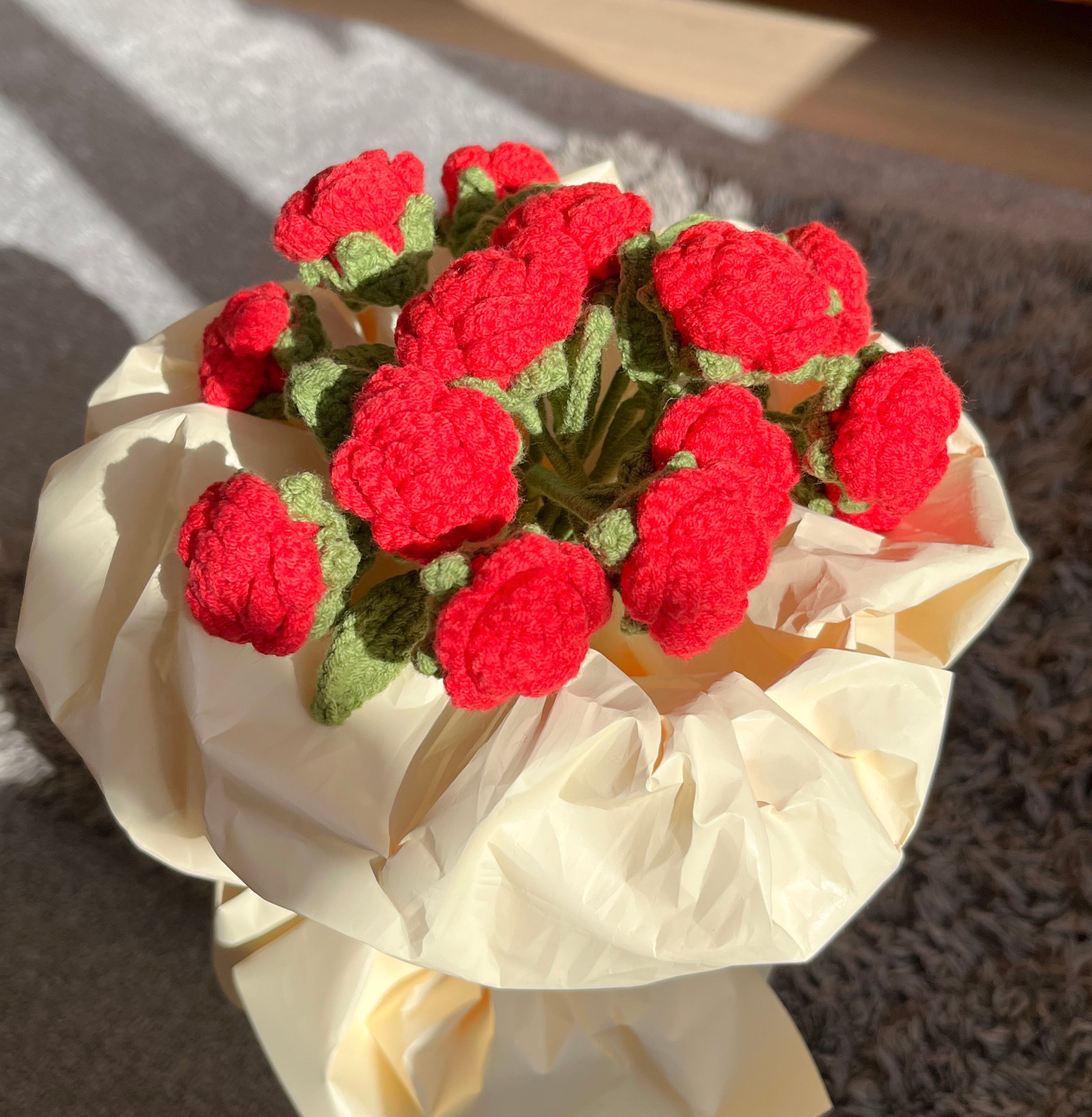 Handgehaakt bloemenboeket – rood & vol liefde