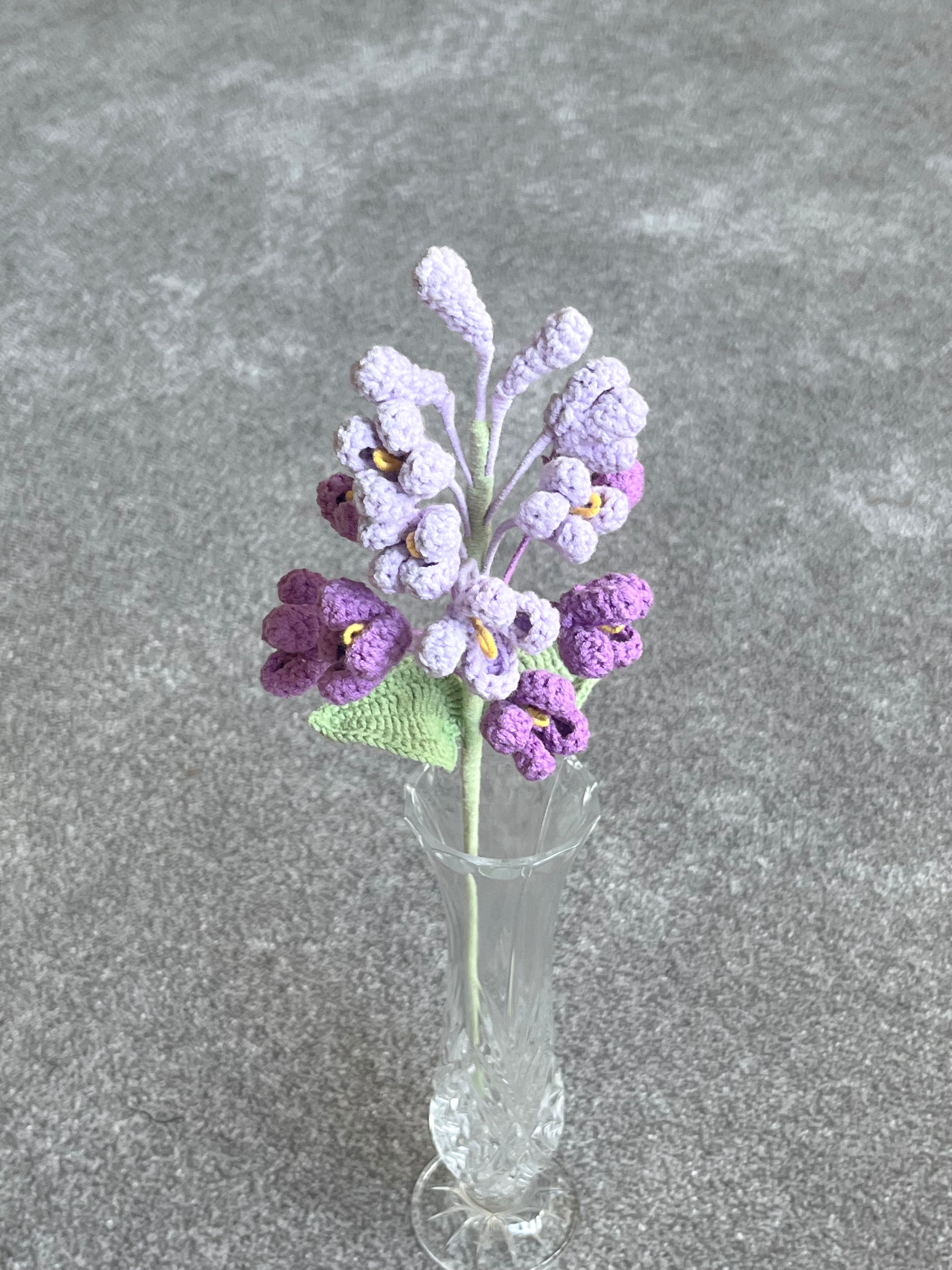 Handgehaakte bloemen tak – speels & verfijnd