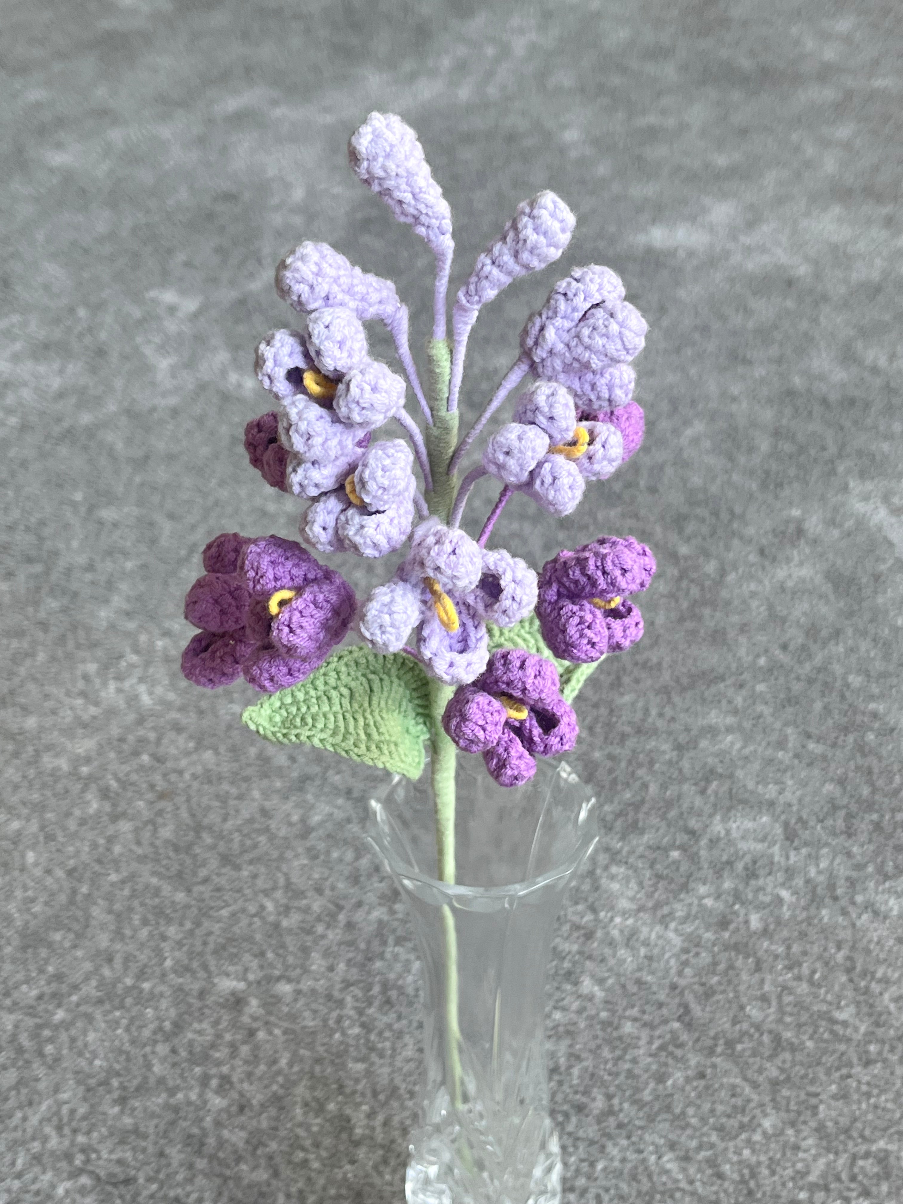 Handgehaakte bloemen tak – speels & verfijnd