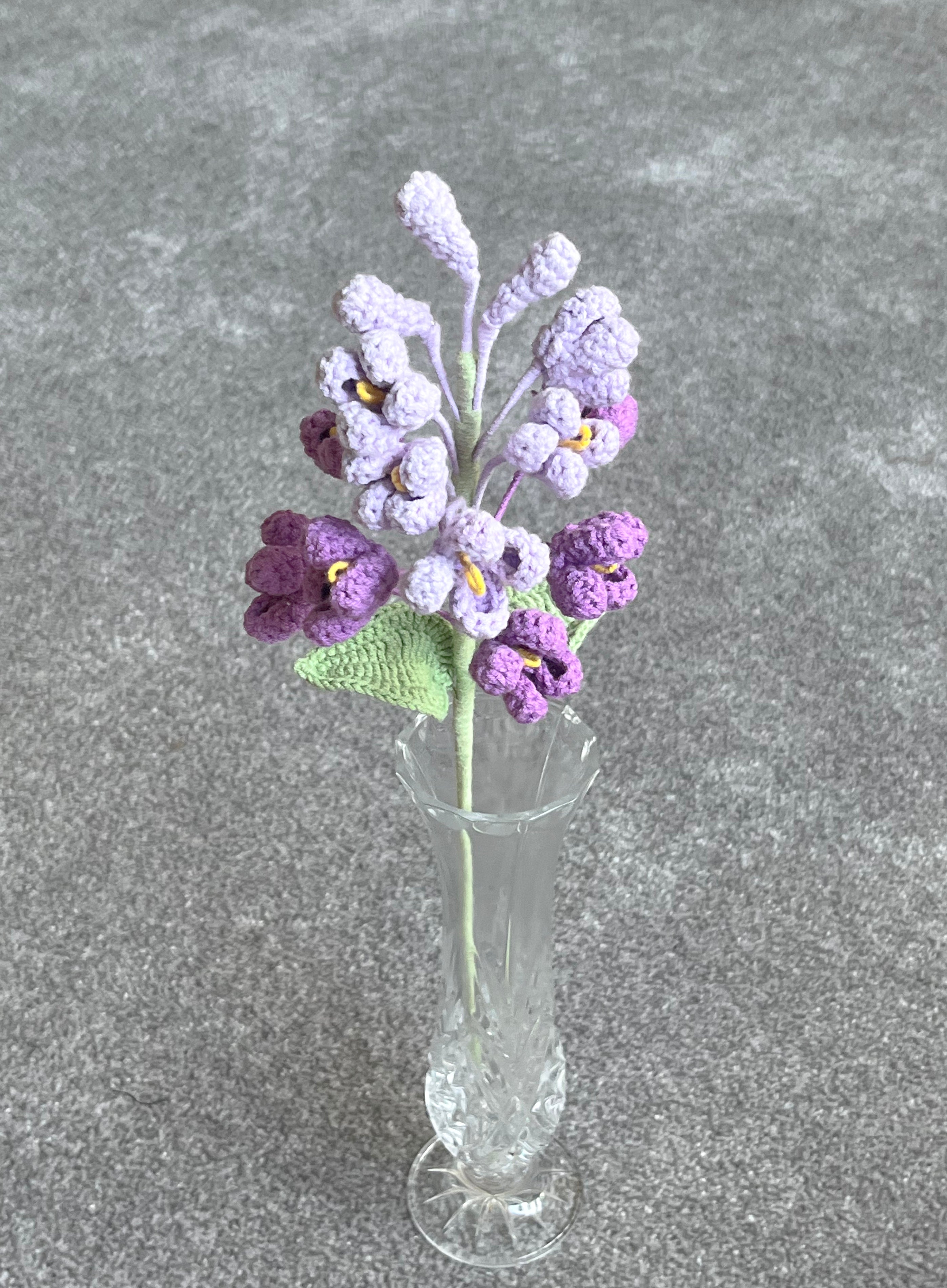 Handgehaakte bloemen tak – speels & verfijnd