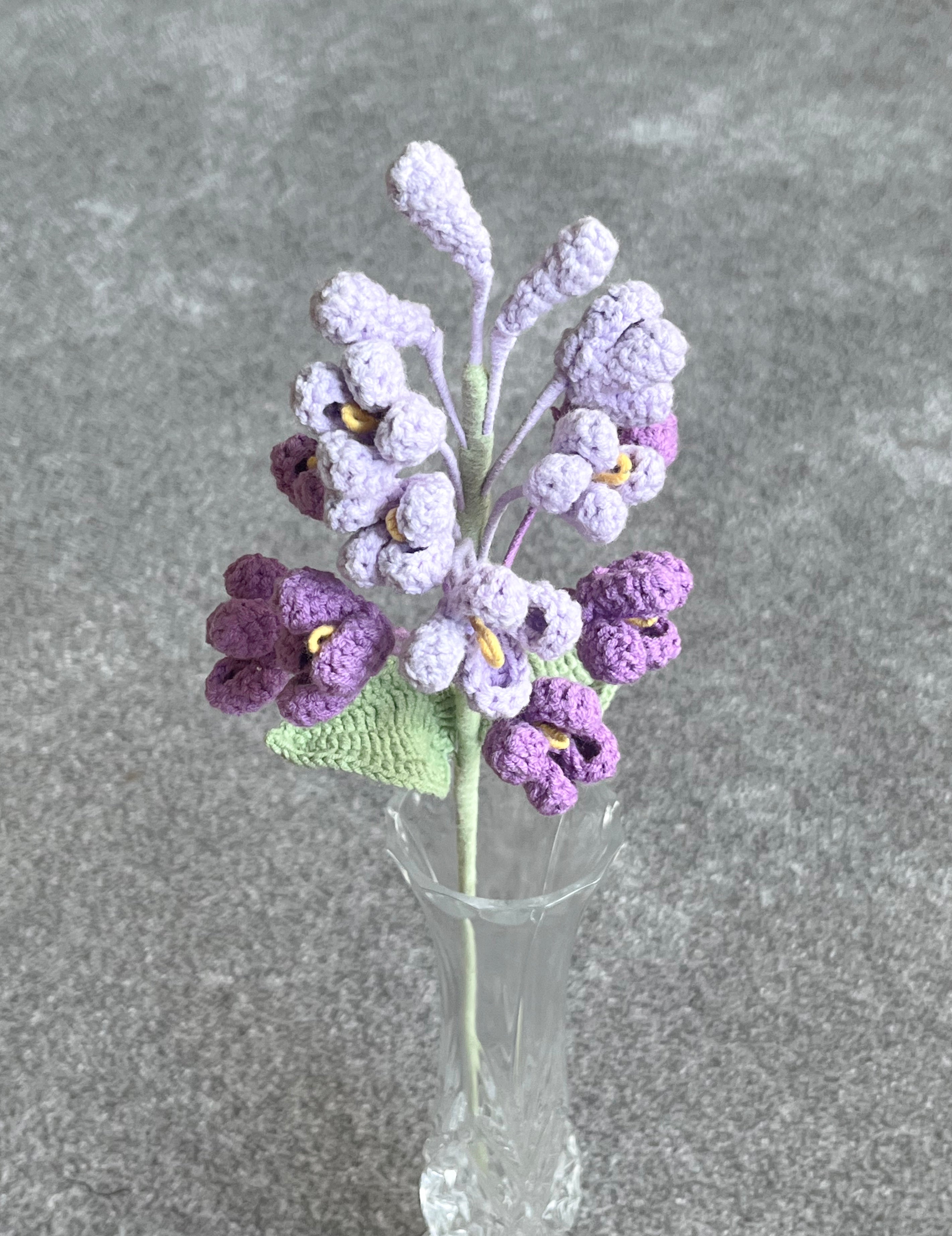 Handgehaakte bloemen tak – speels & verfijnd
