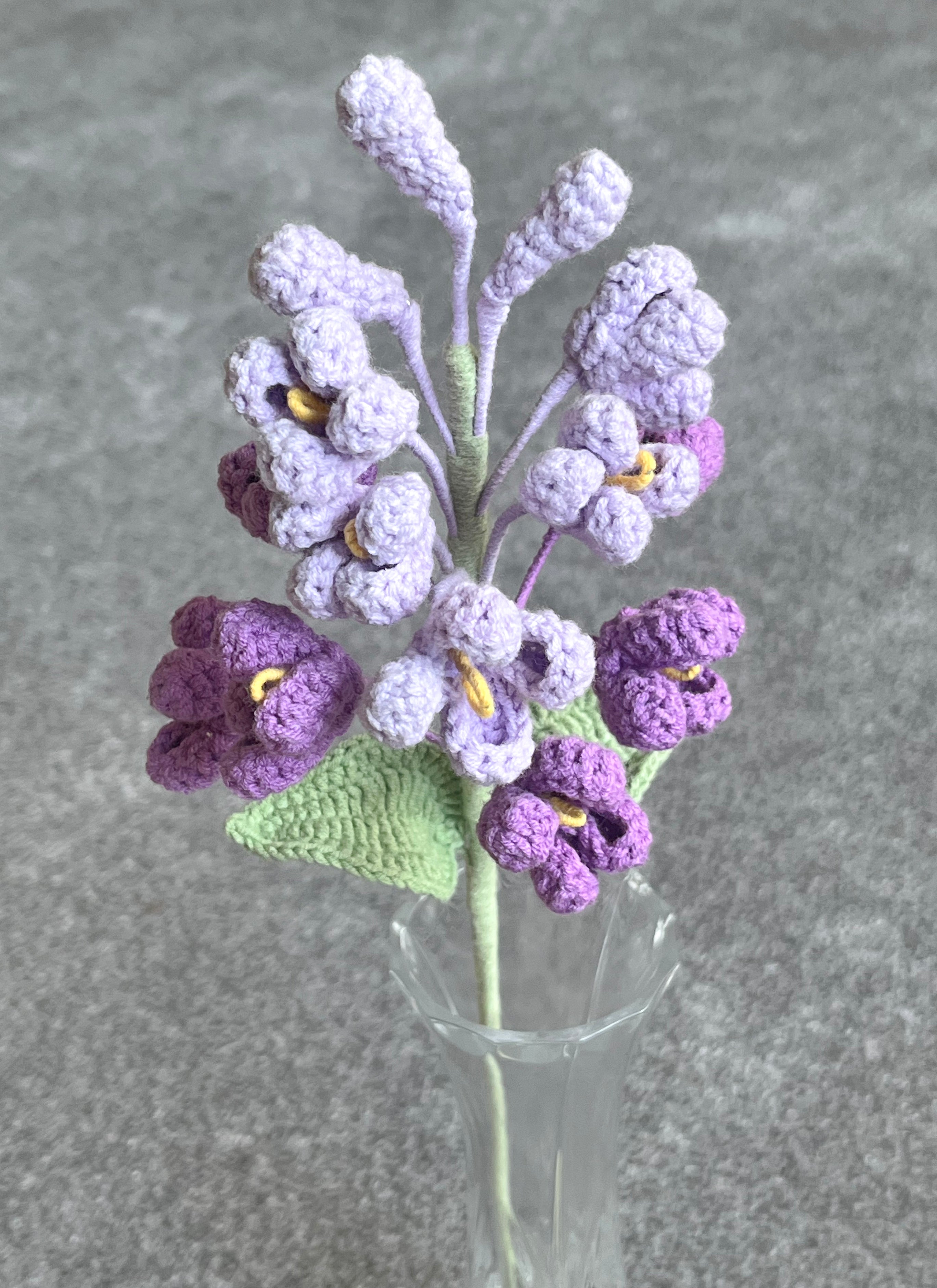 Handgehaakte bloemen tak – speels & verfijnd