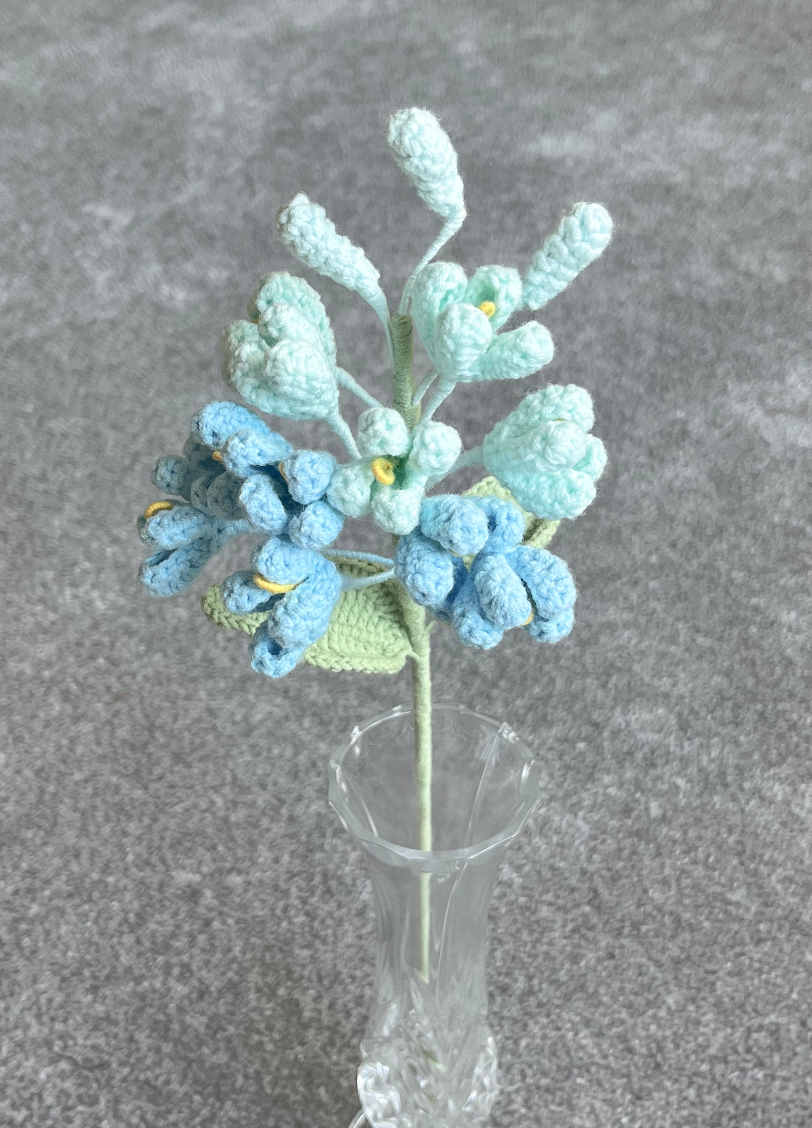 Handgehaakte bloemen tak – fris & speels