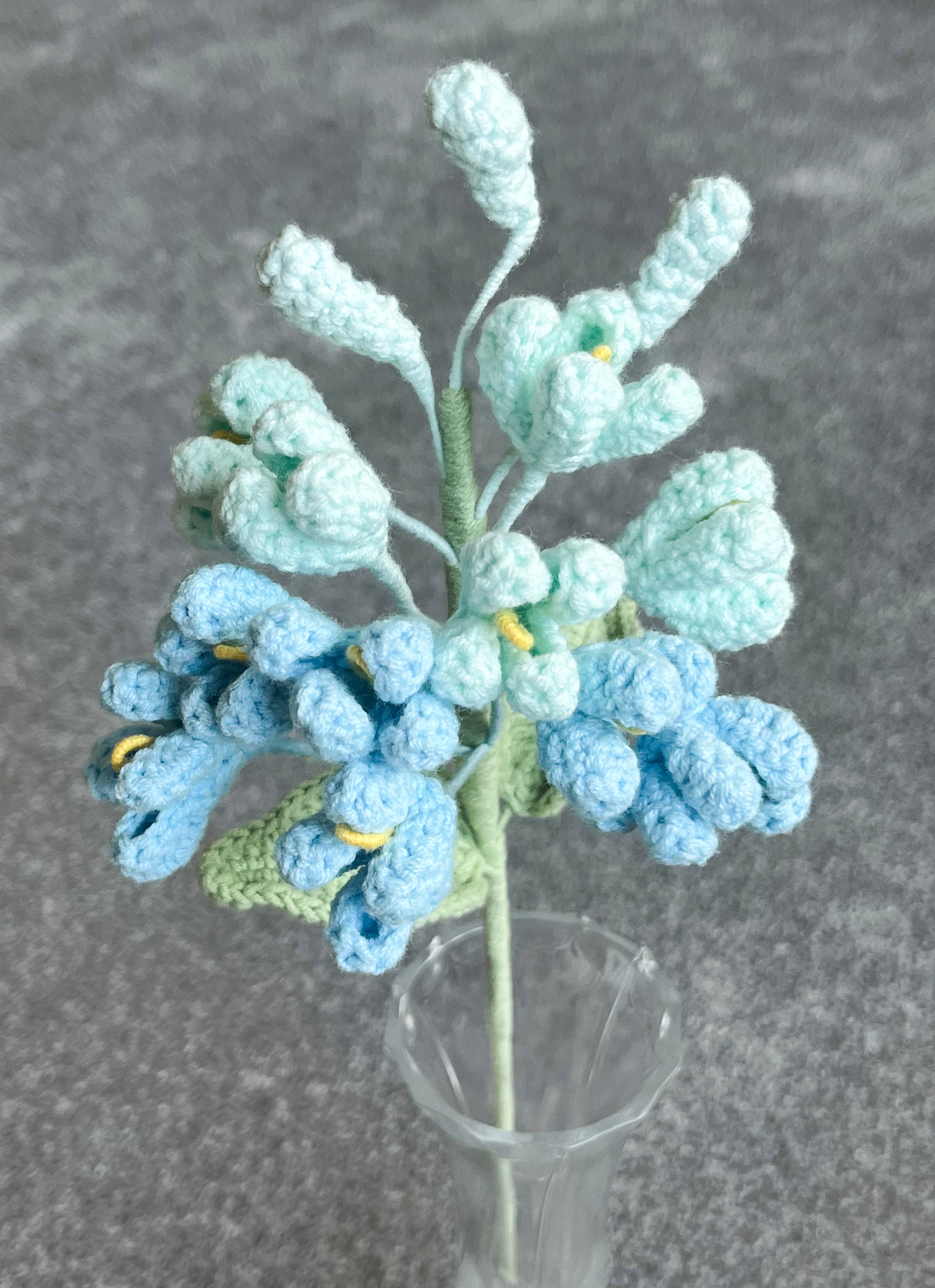 Handgehaakte bloemen tak – fris & speels