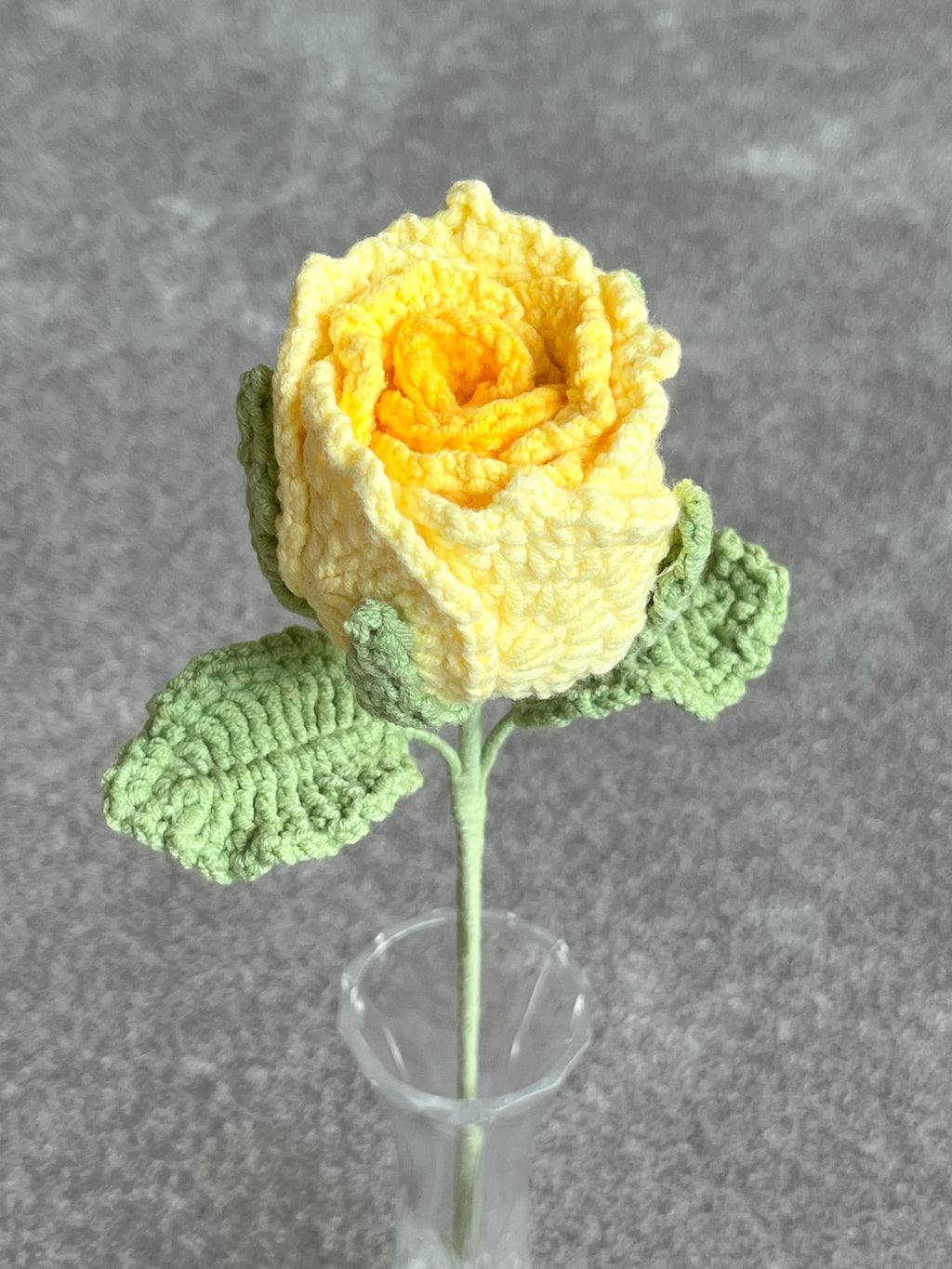 Handgehaakte roos – verkrijgbaar in meerdere kleuren