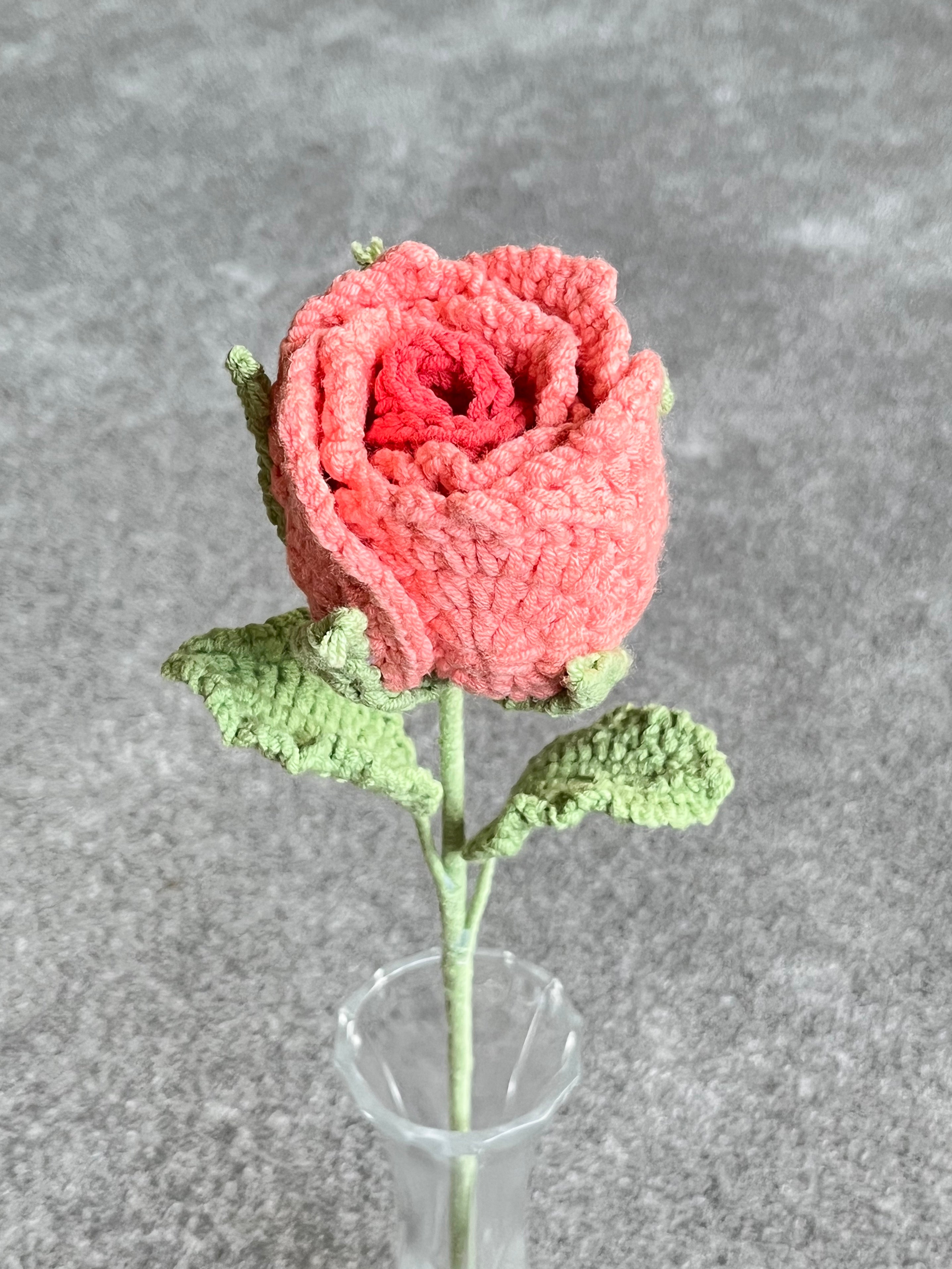 Handgehaakte roos – verkrijgbaar in meerdere kleuren
