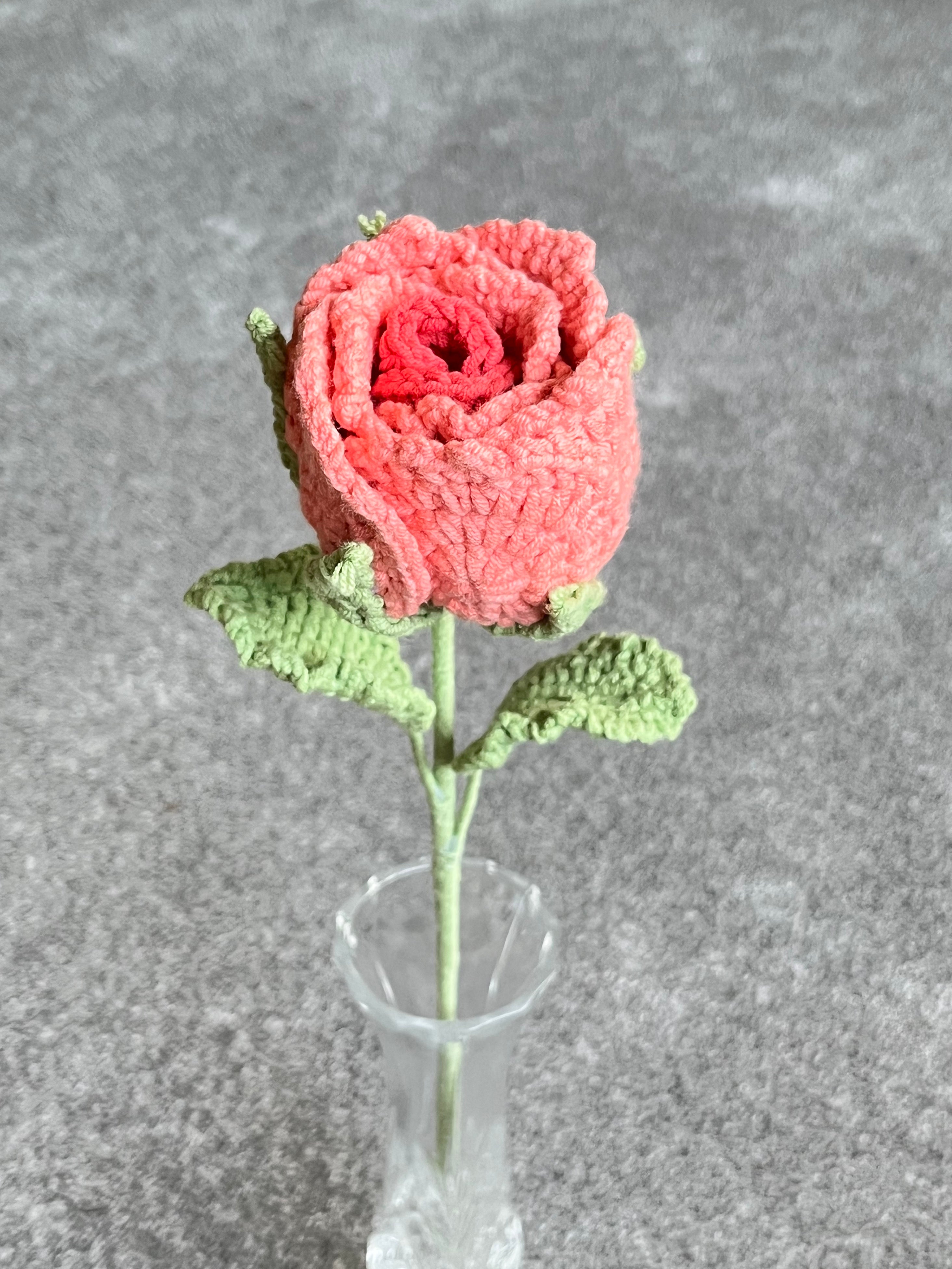 Handgehaakte roos – verkrijgbaar in meerdere kleuren