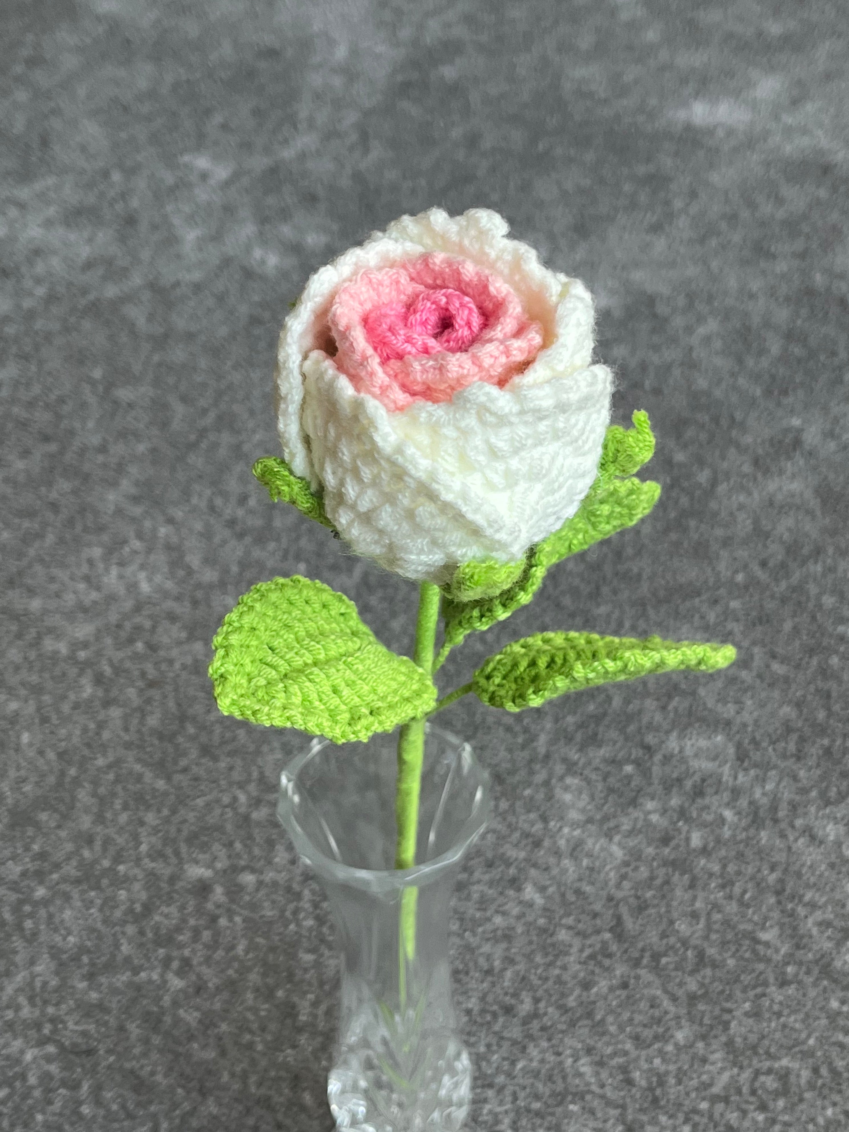 Handgehaakte roos – verkrijgbaar in meerdere kleuren