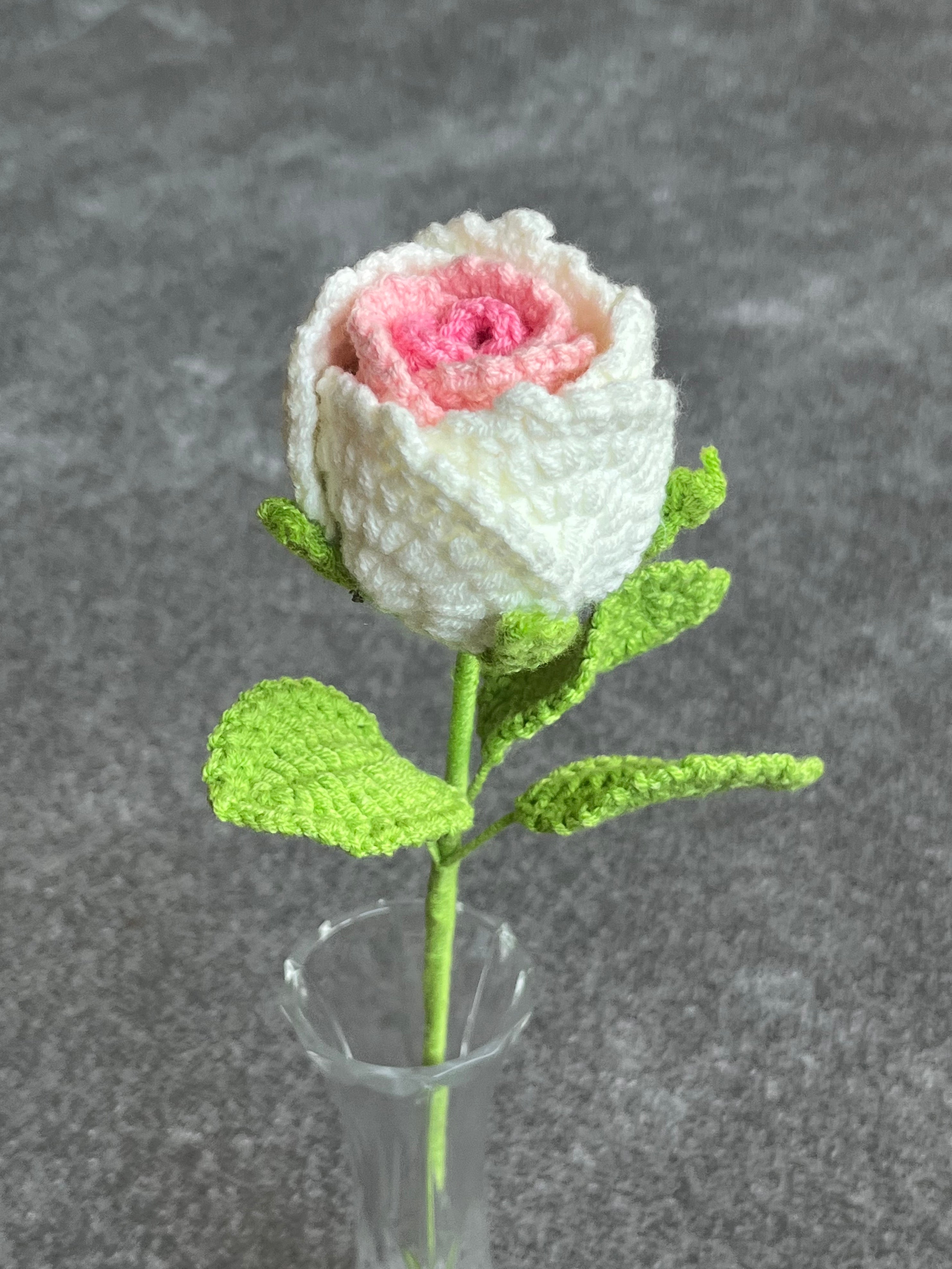 Handgehaakte roos – verkrijgbaar in meerdere kleuren