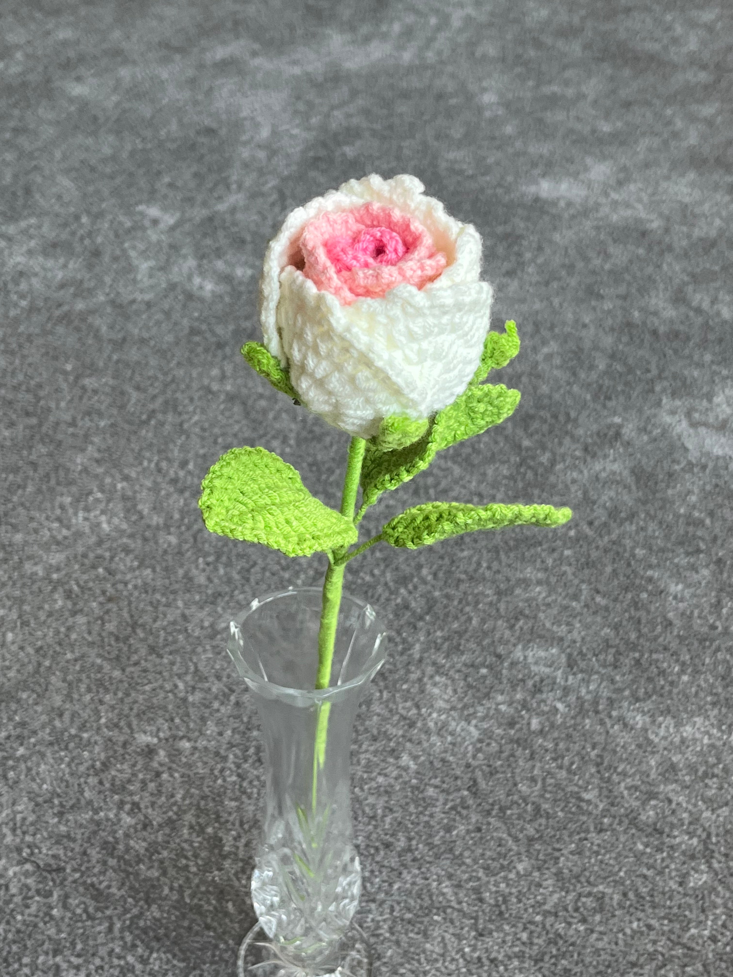 Handgehaakte roos – verkrijgbaar in meerdere kleuren