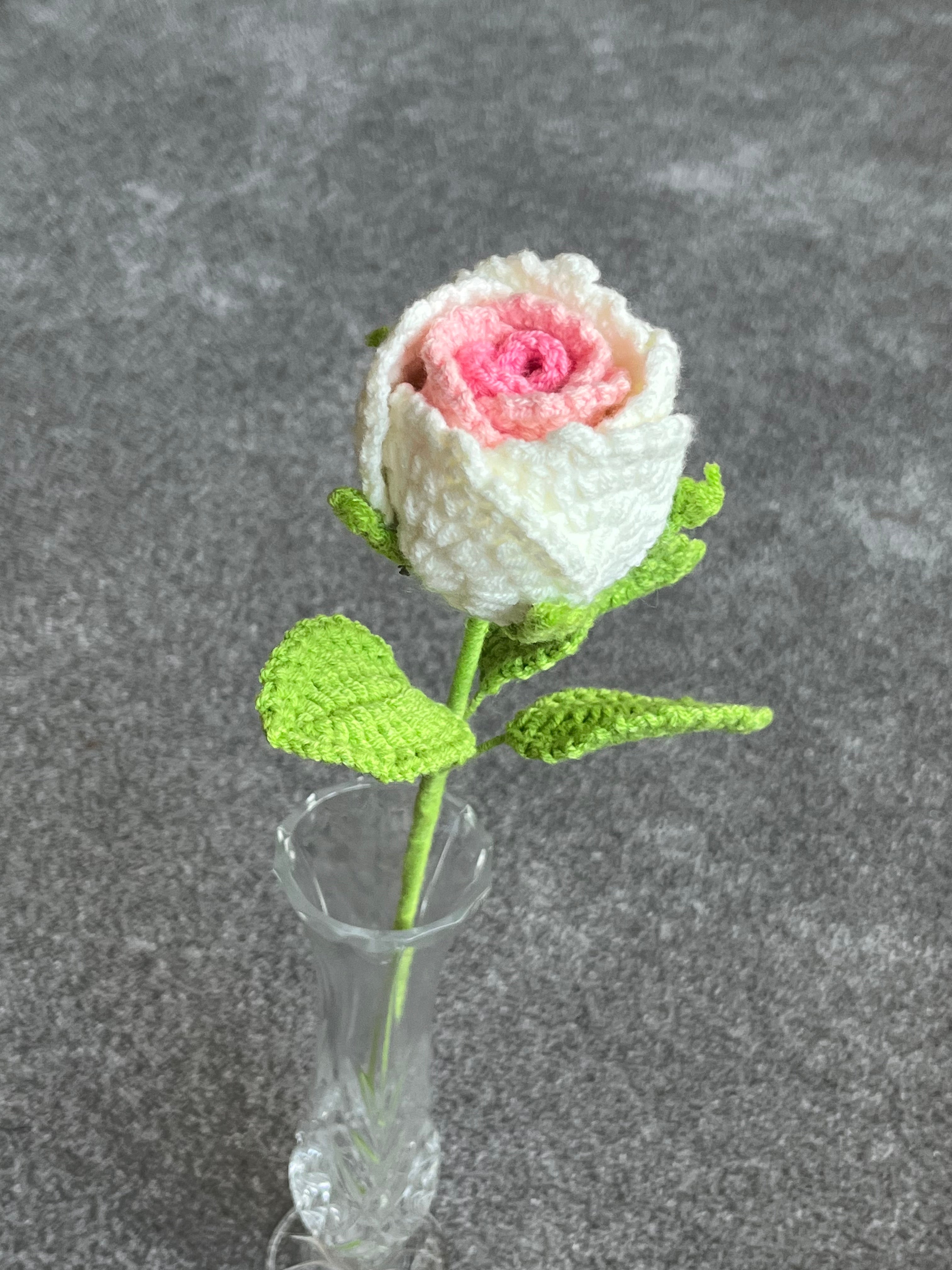 Handgehaakte roos – verkrijgbaar in meerdere kleuren