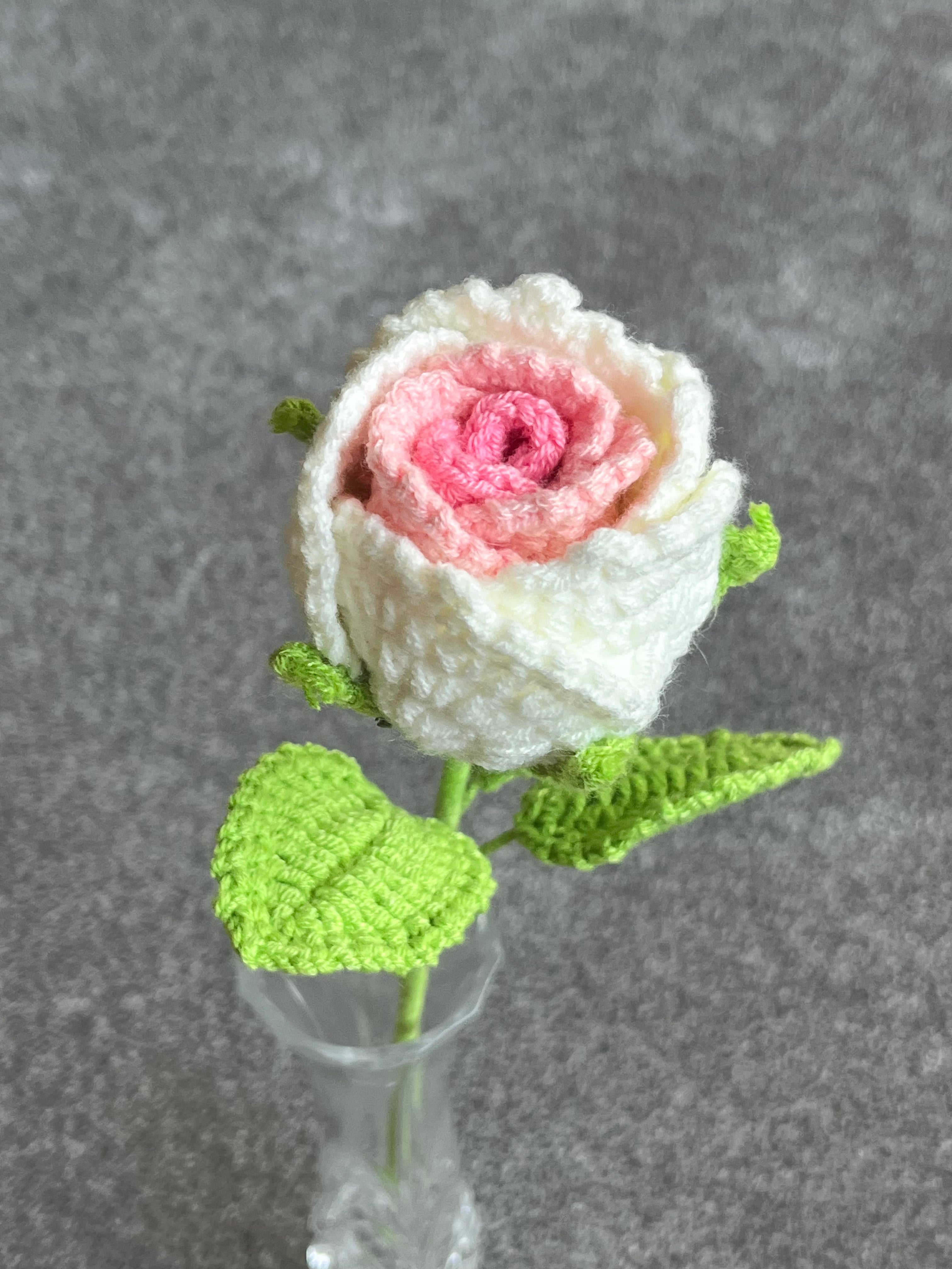 Handgehaakte roos – verkrijgbaar in meerdere kleuren