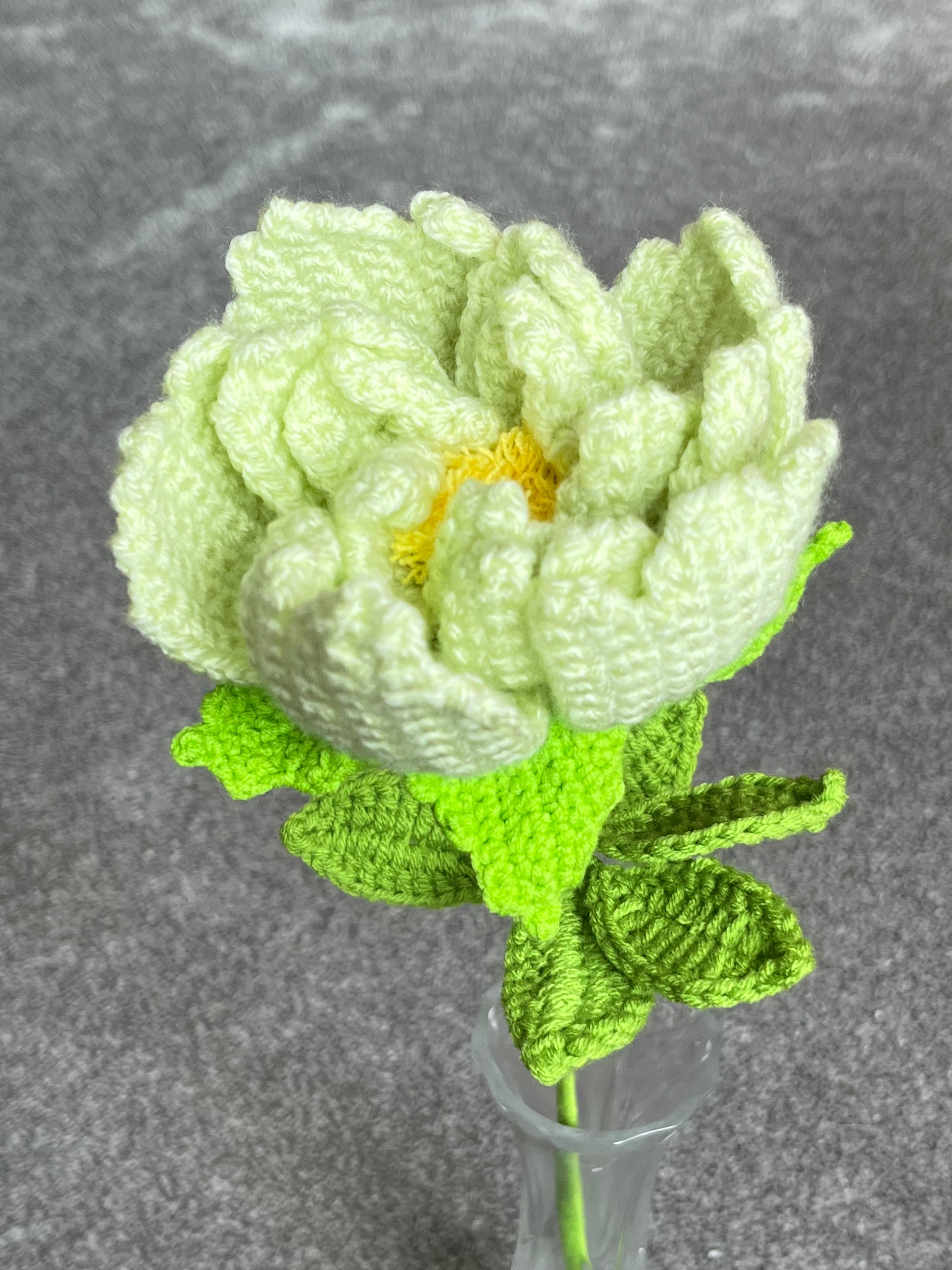 Handgehaakte bloem – fris groen & verfijnd