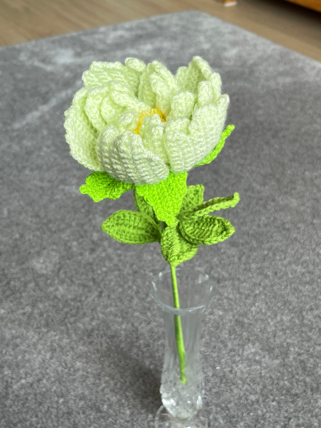 Handgehaakte bloem – fris groen & verfijnd