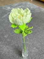Handgehaakte bloem – fris groen & verfijnd