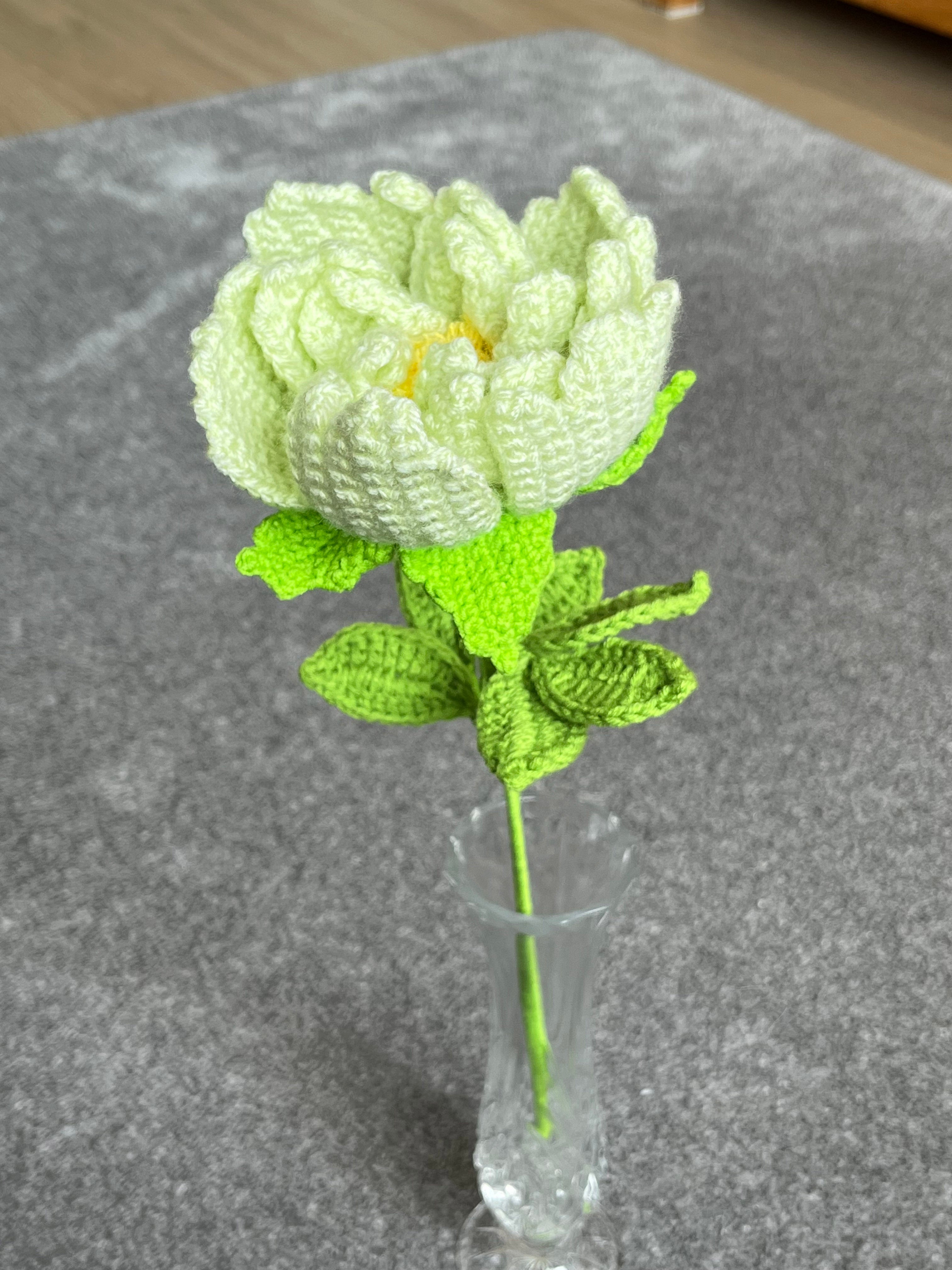 Handgehaakte bloem – fris groen & verfijnd