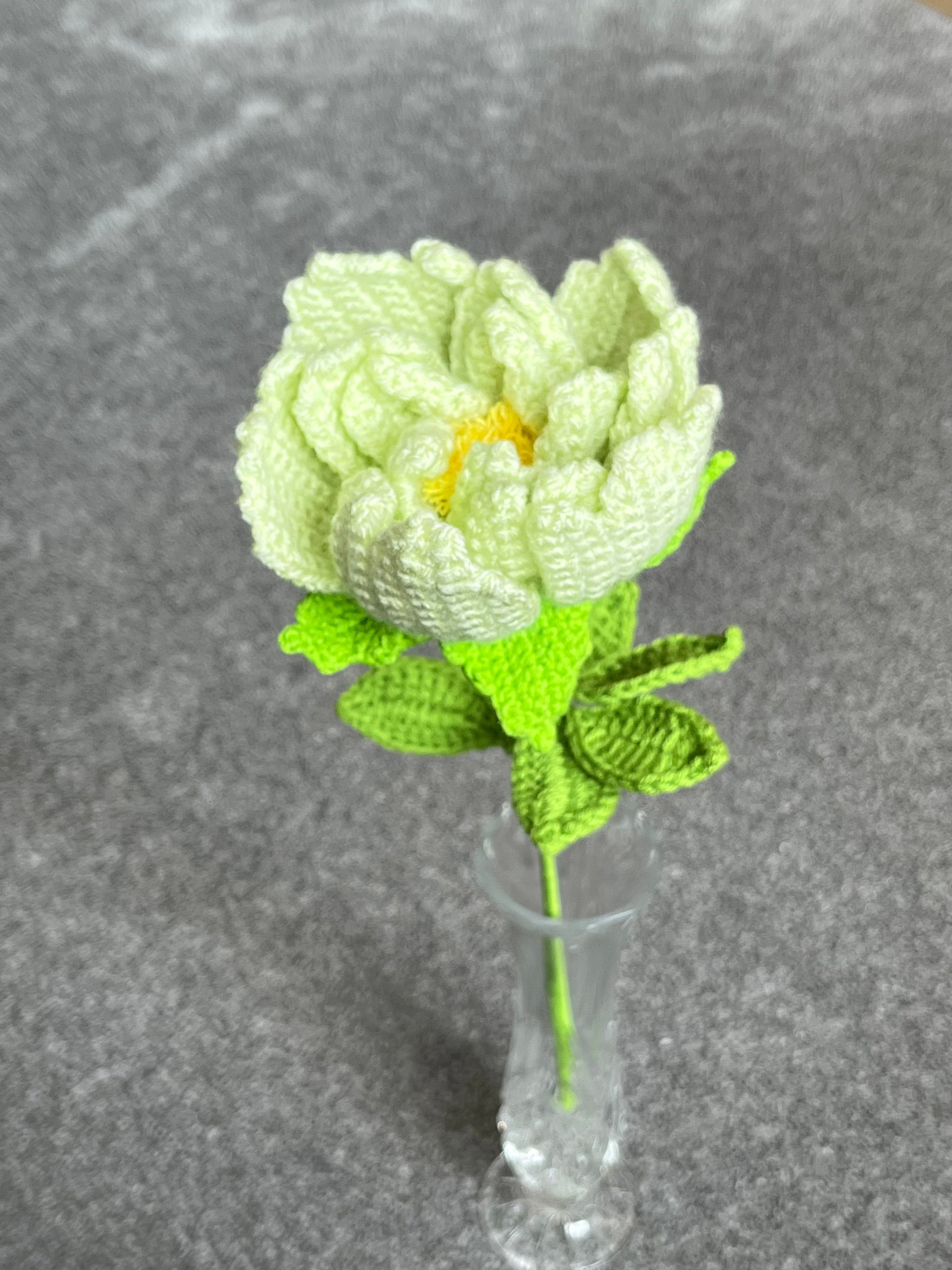 Handgehaakte bloem – fris groen & verfijnd