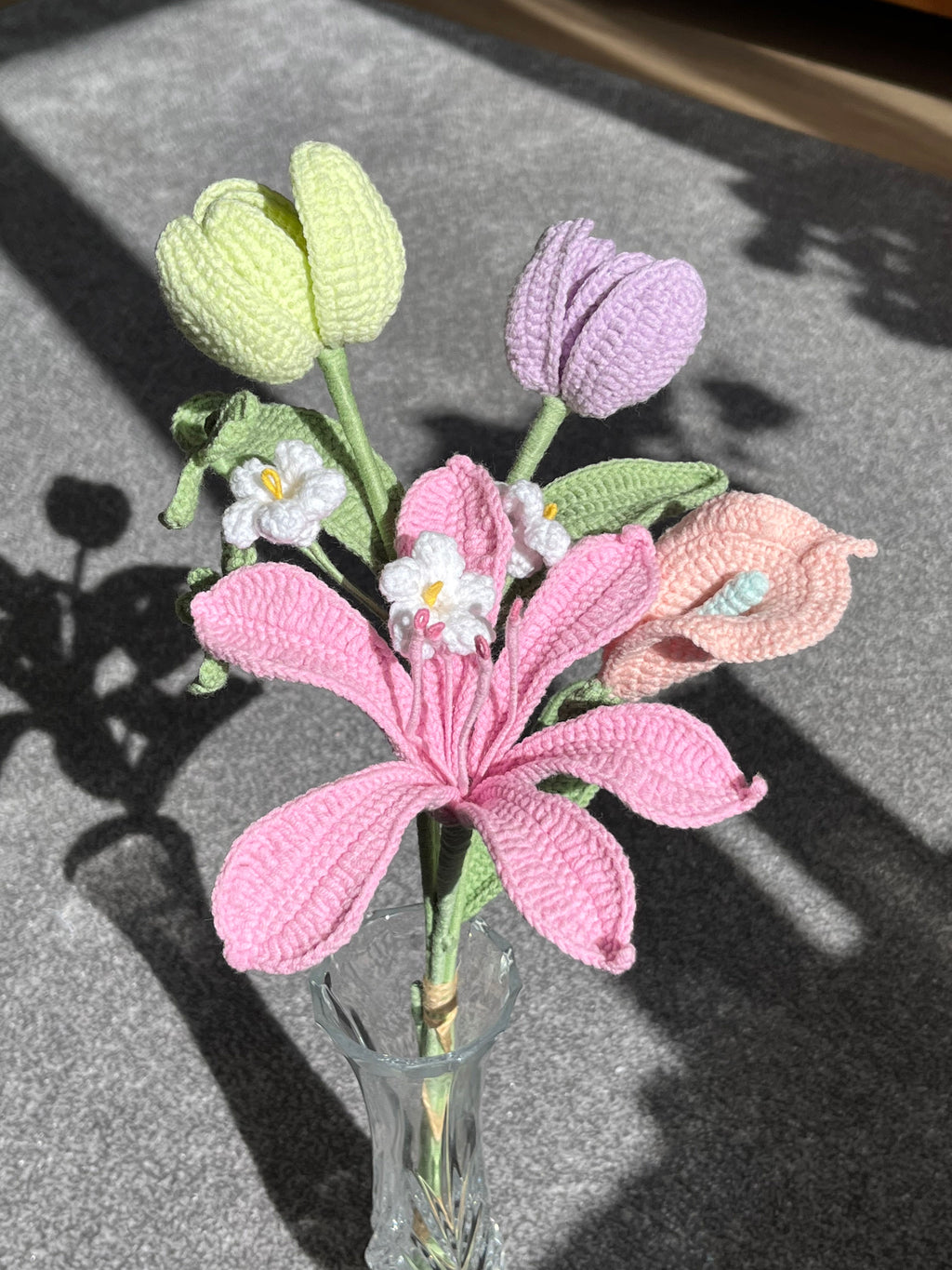 Handgehaakt bloemenboeket met lelie en tulpen – kleurrijk & duurzaam