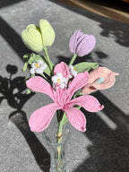 Handgehaakt bloemenboeket met lelie en tulpen – kleurrijk & duurzaam