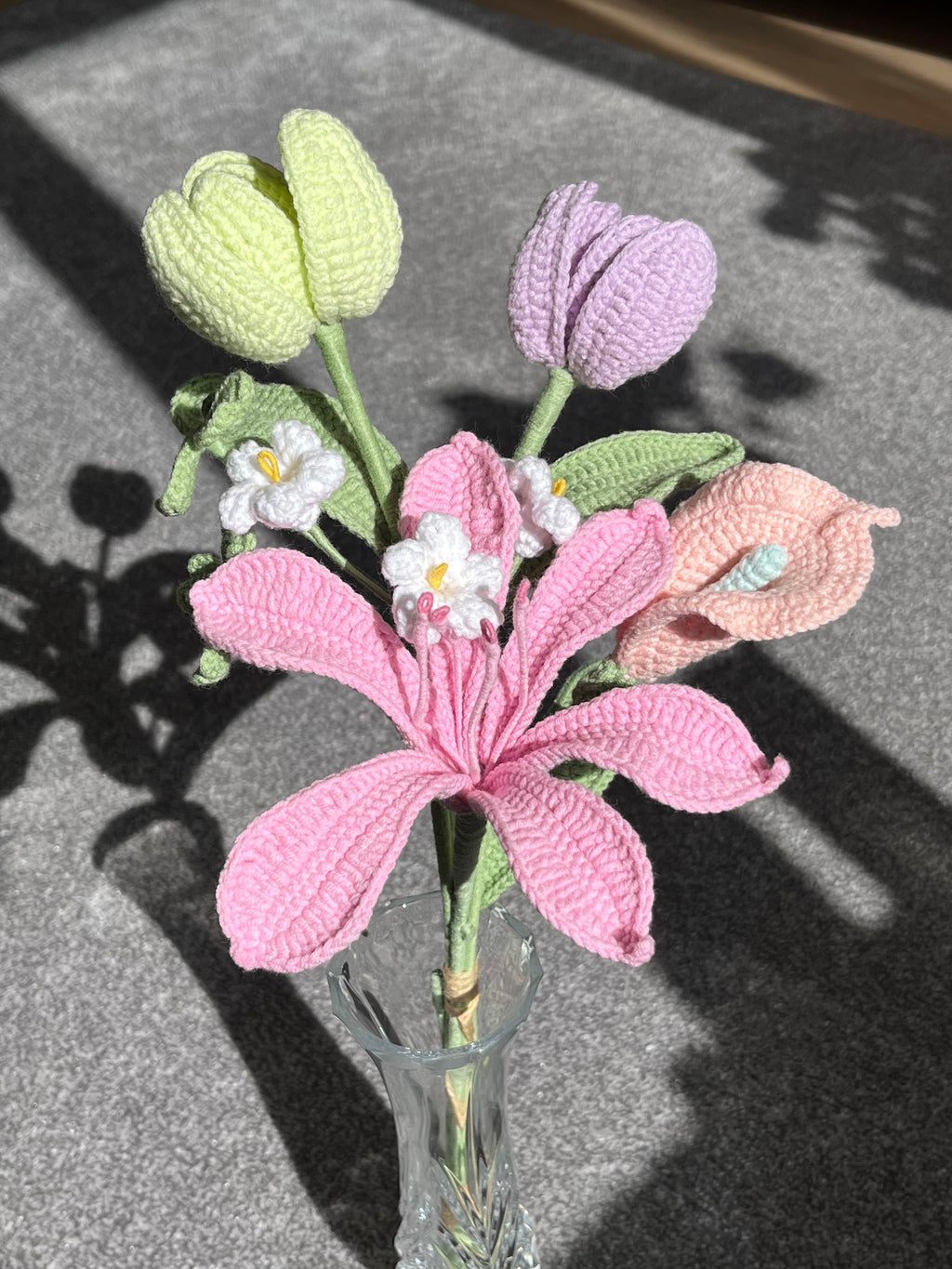 Handgehaakt bloemenboeket met lelie en tulpen – kleurrijk & duurzaam