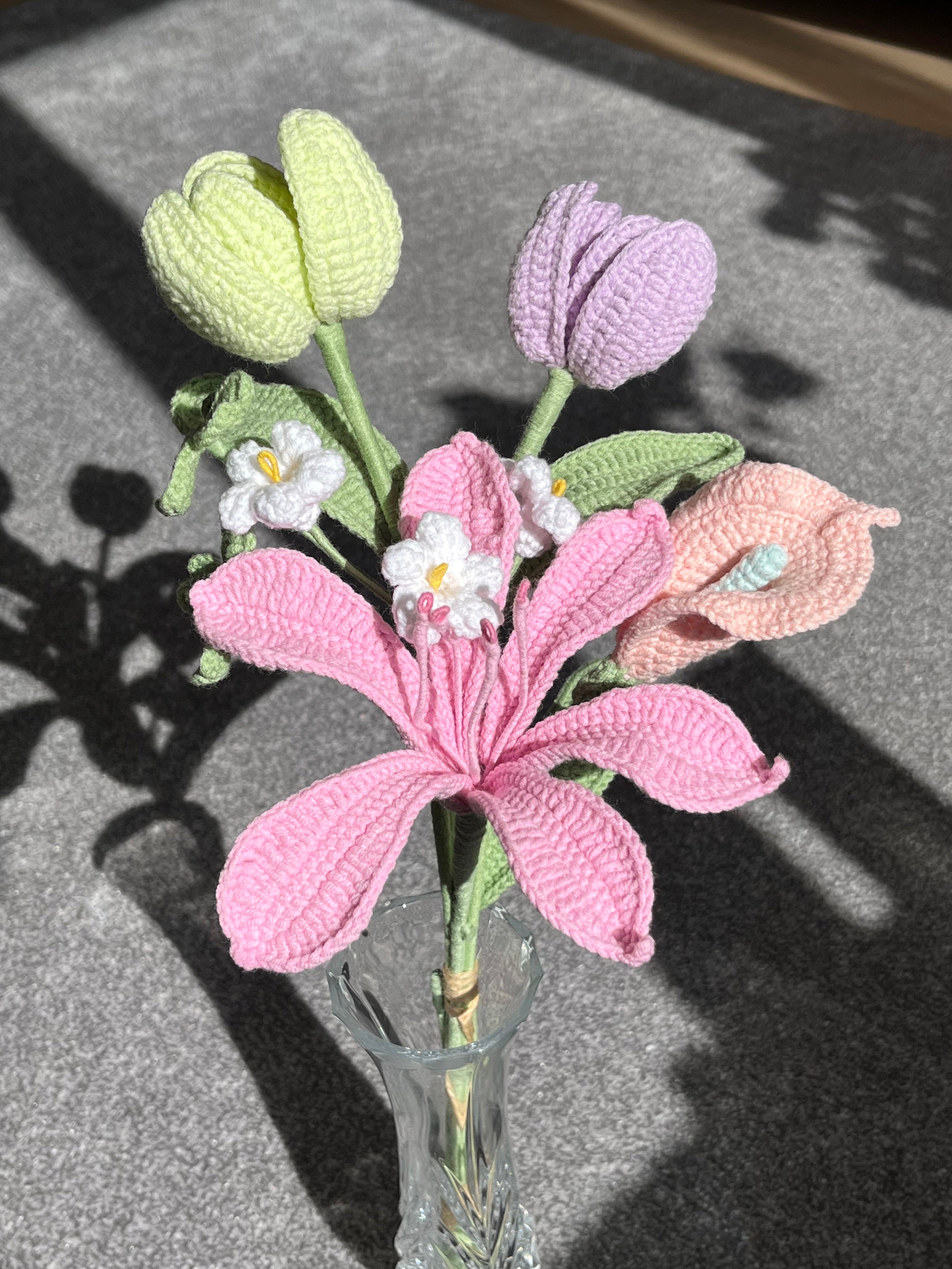 Handgehaakt bloemenboeket met lelie en tulpen – kleurrijk & duurzaam