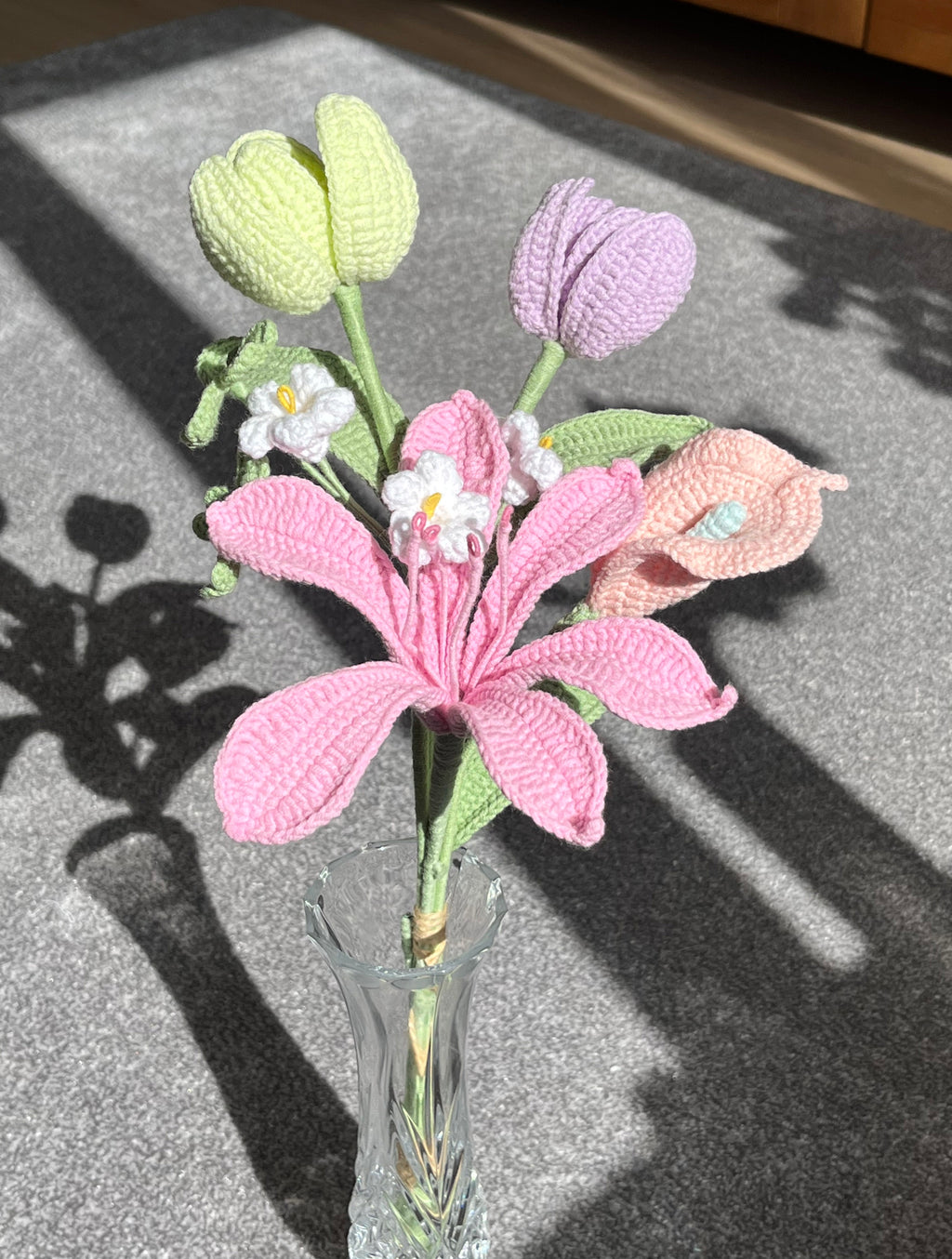 Handgehaakt bloemenboeket met lelie en tulpen – kleurrijk & duurzaam