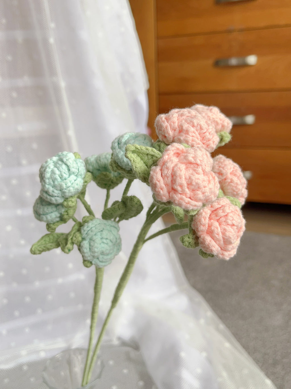 Handgehaakte bloemen tak – zacht & speels in pastel