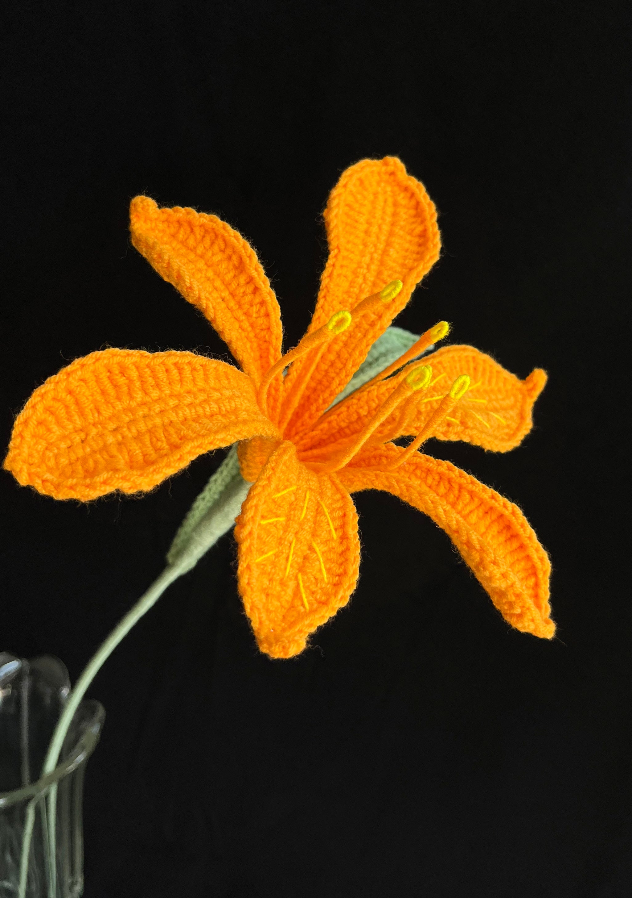 Handgehaakte lelie – helder oranje & elegant