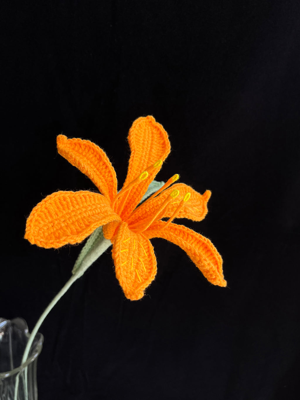 Handgehaakte lelie – helder oranje & elegant