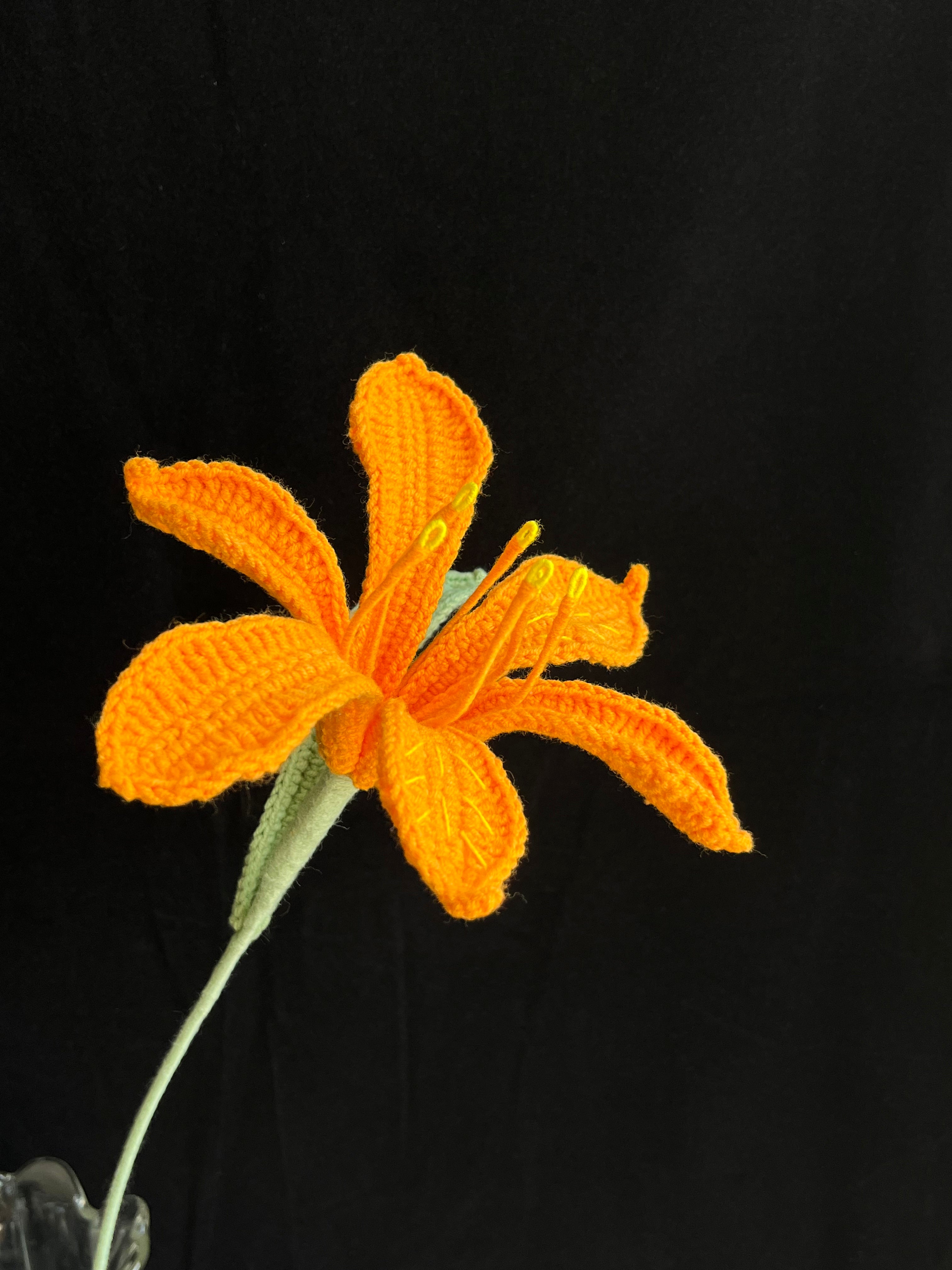 Handgehaakte lelie – helder oranje & elegant