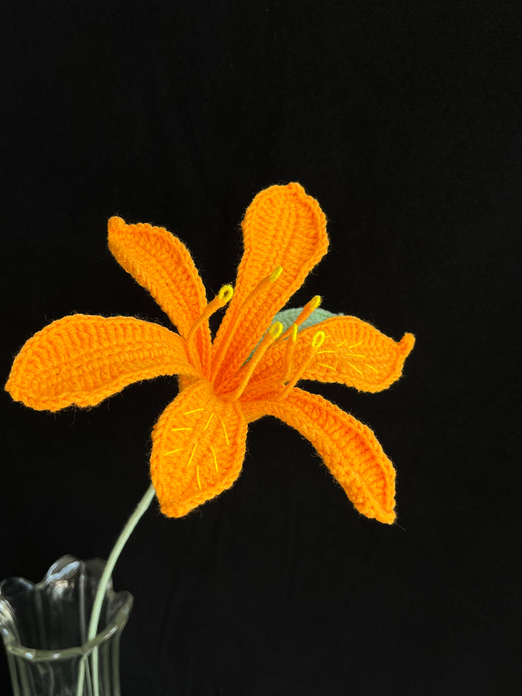 Handgehaakte lelie – helder oranje & elegant