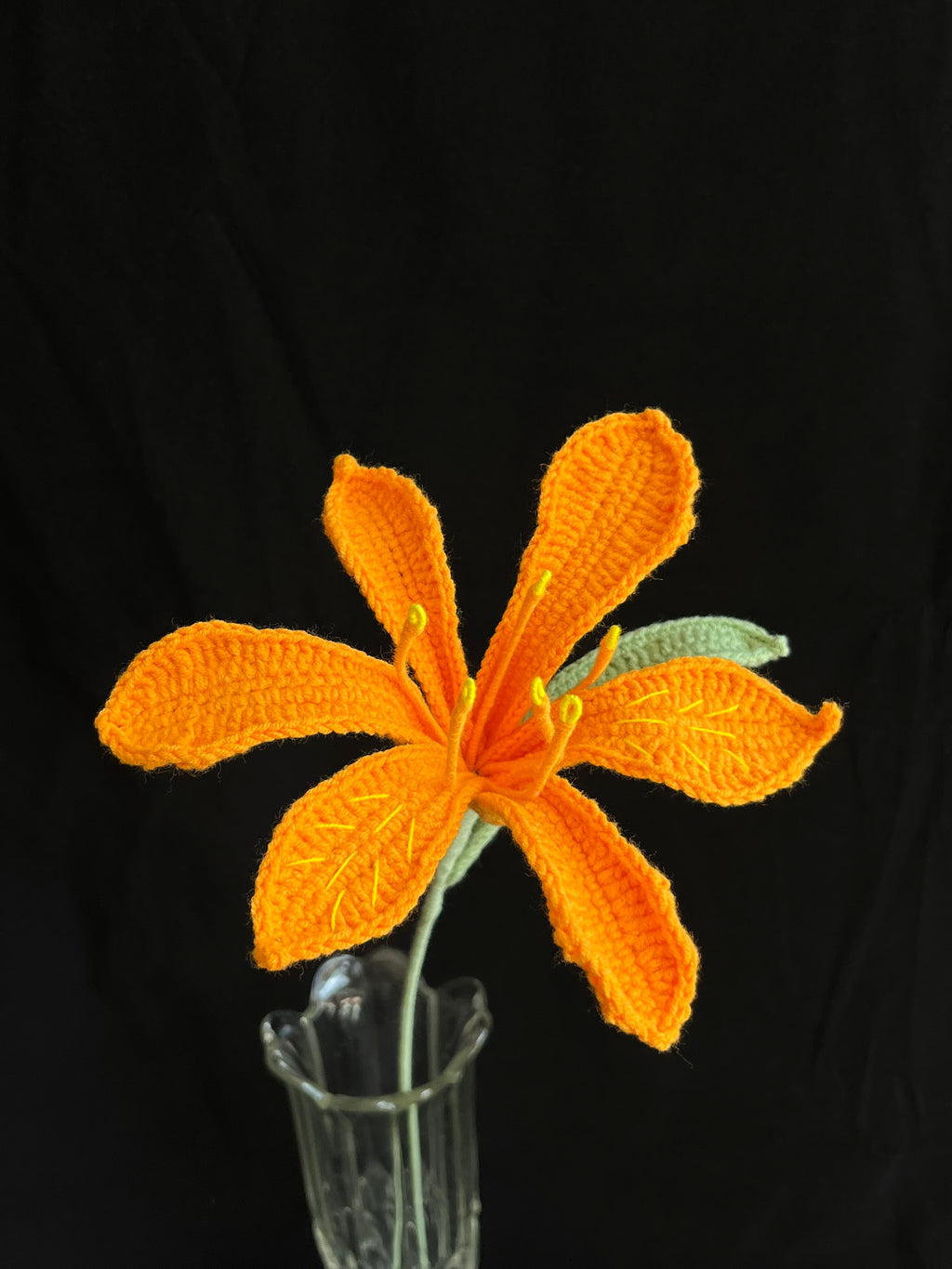 Handgehaakte lelie – helder oranje & elegant