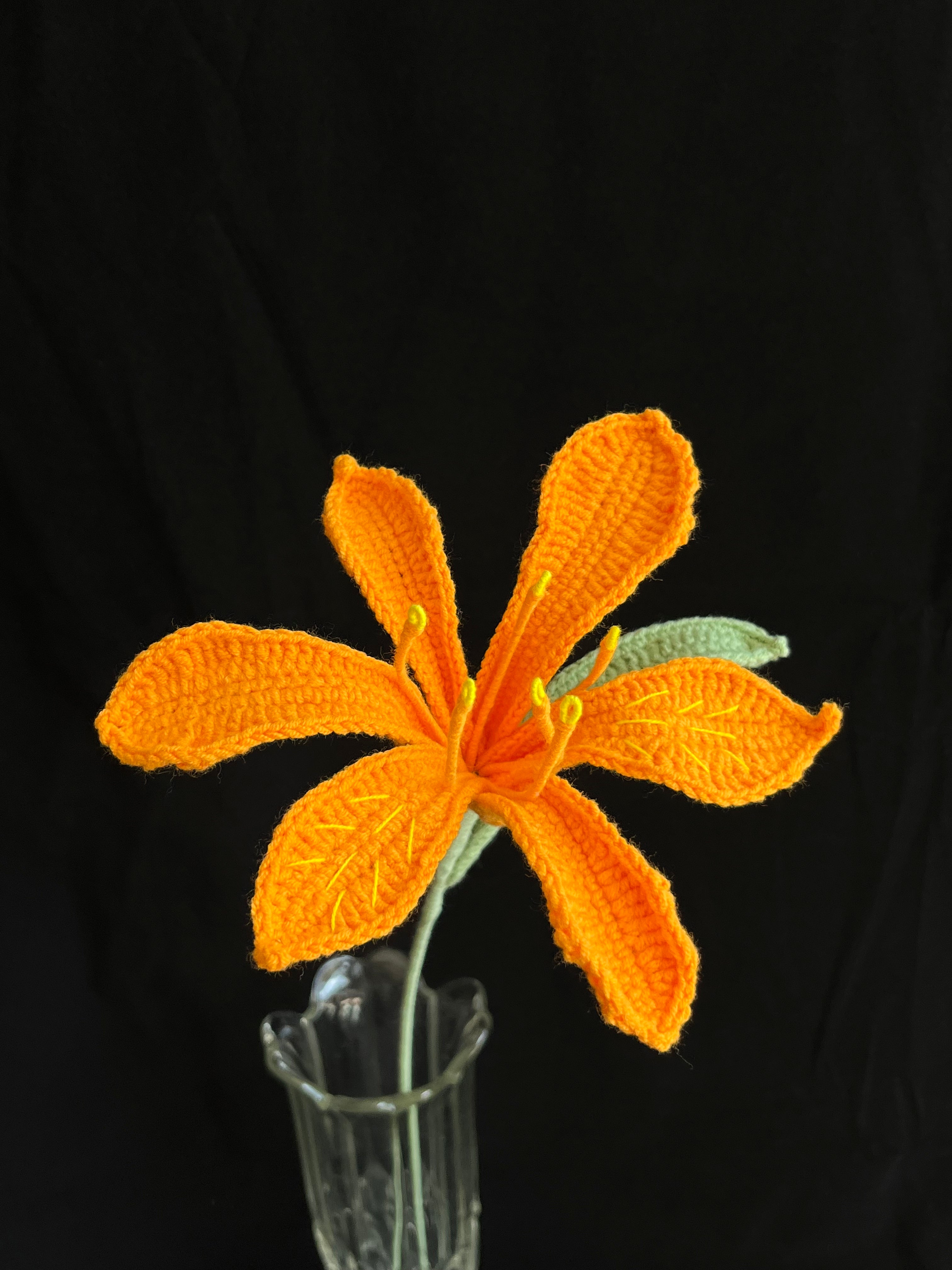 Handgehaakte lelie – helder oranje & elegant