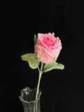 Handgehaakte roos – zacht roze & elegant