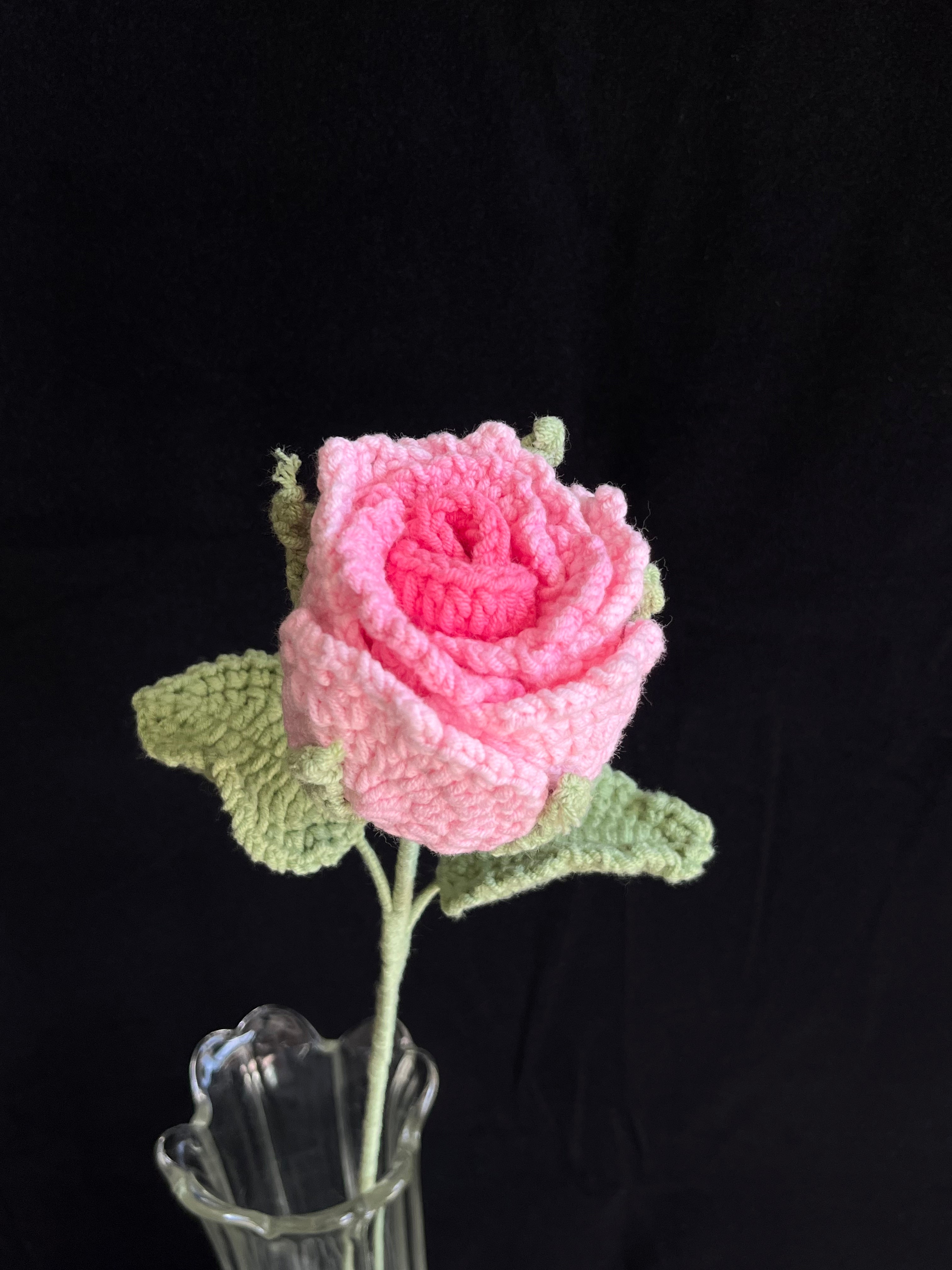Handgehaakte roos – zacht roze & elegant