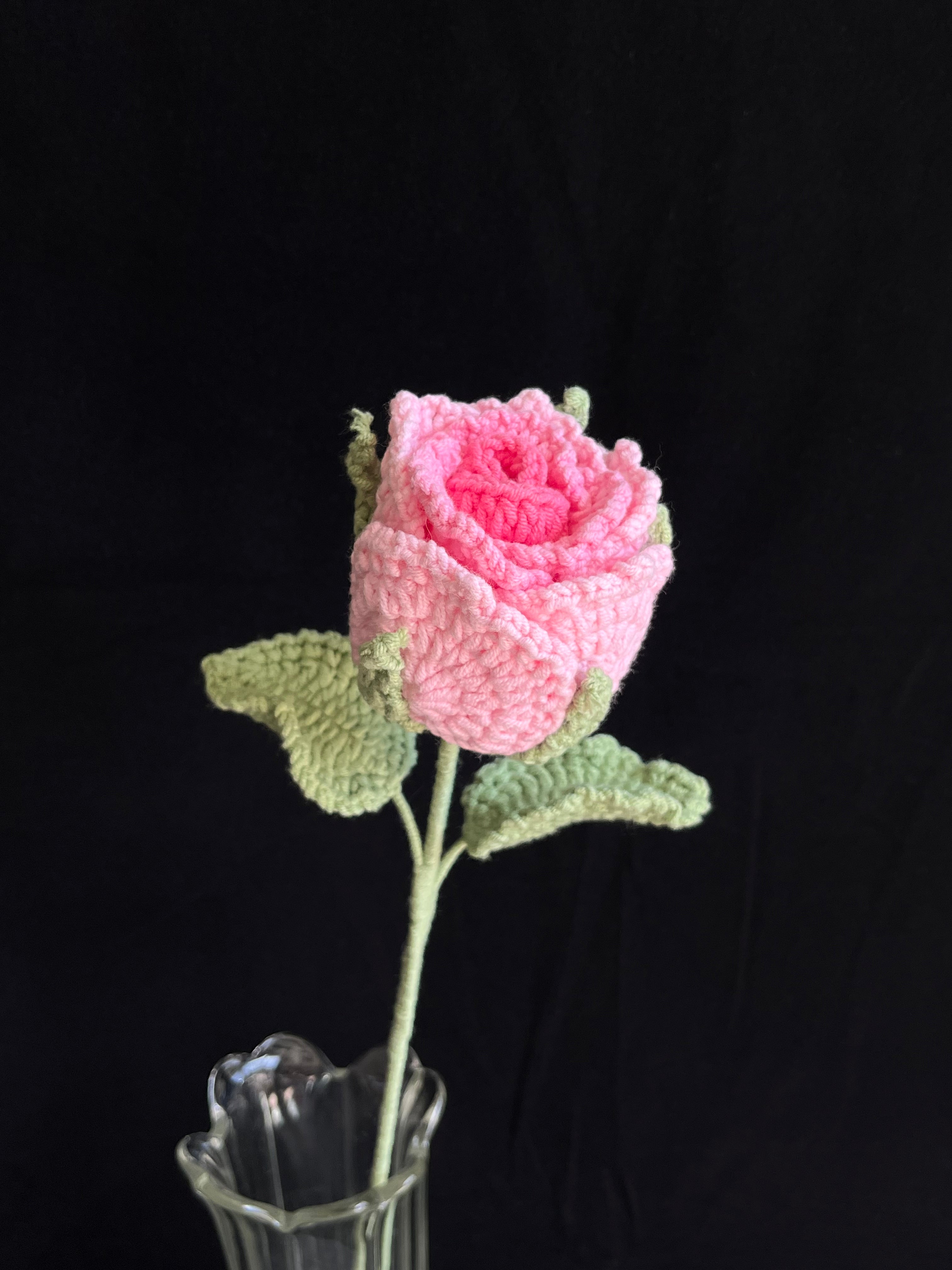 Handgehaakte roos – zacht roze & elegant