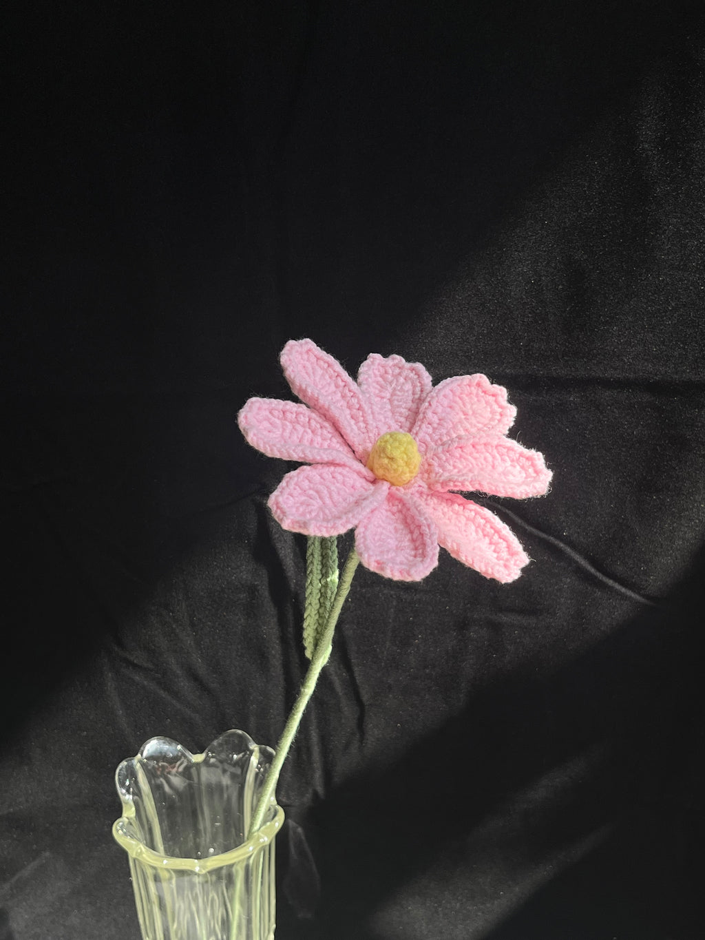 Handgehaakte bloem – zacht roze & simpel