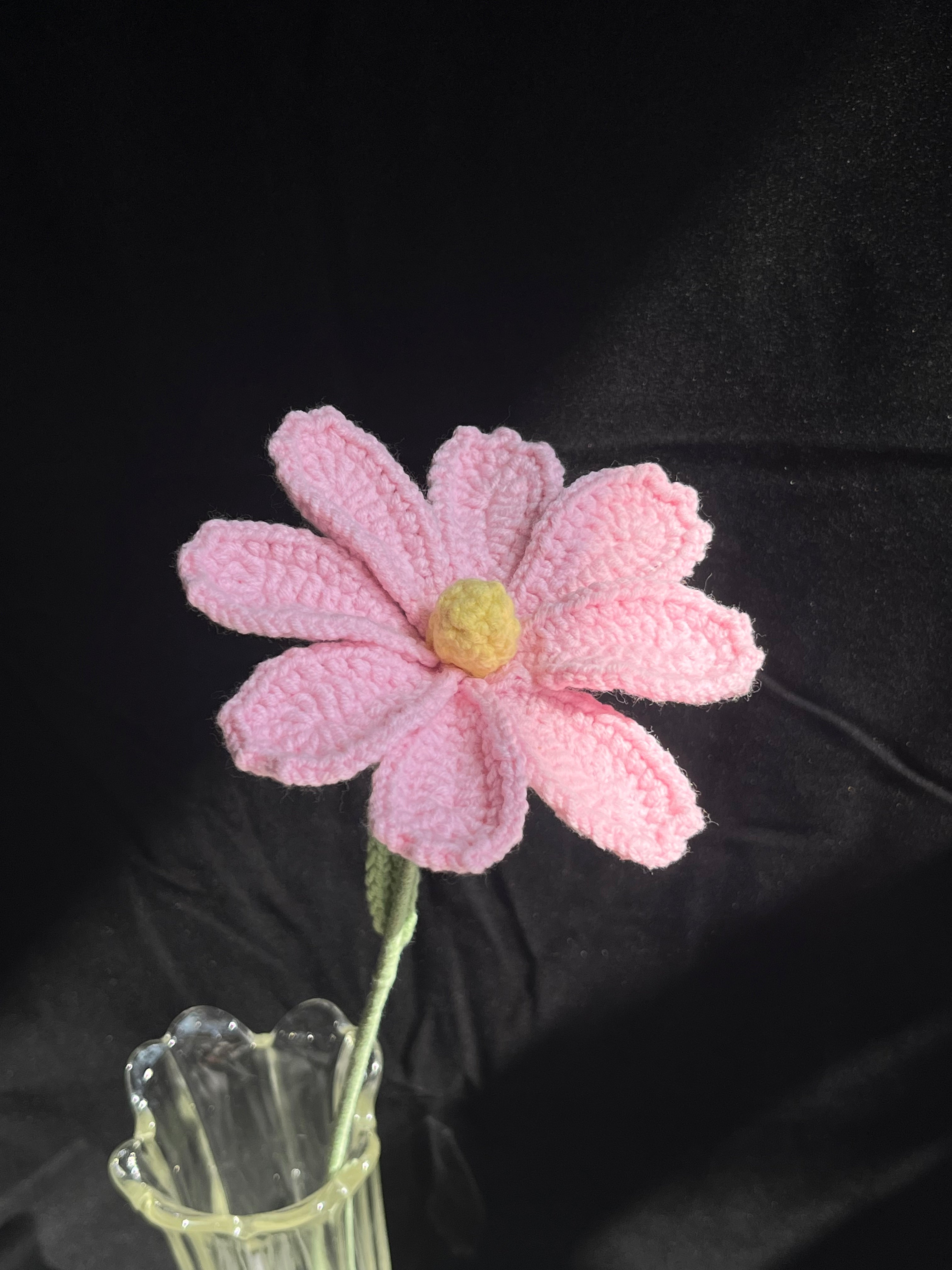 Handgehaakte bloem – zacht roze & simpel