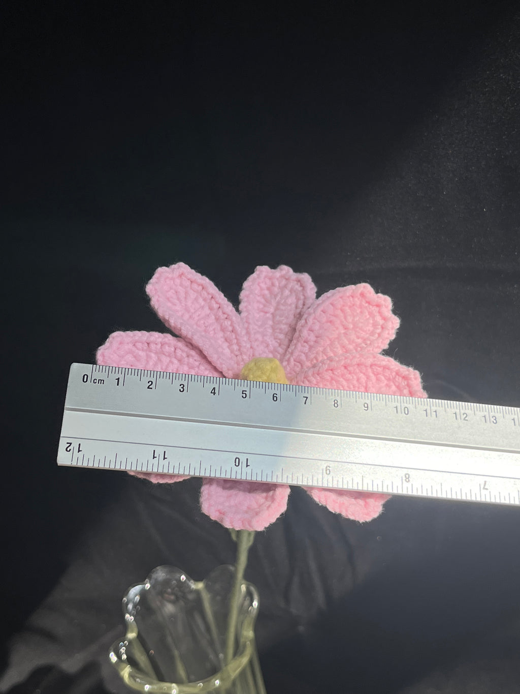 Handgehaakte bloem – zacht roze & simpel