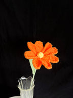 Handgehaakte oranje bloem – vrolijk & minimalistisch 🌼