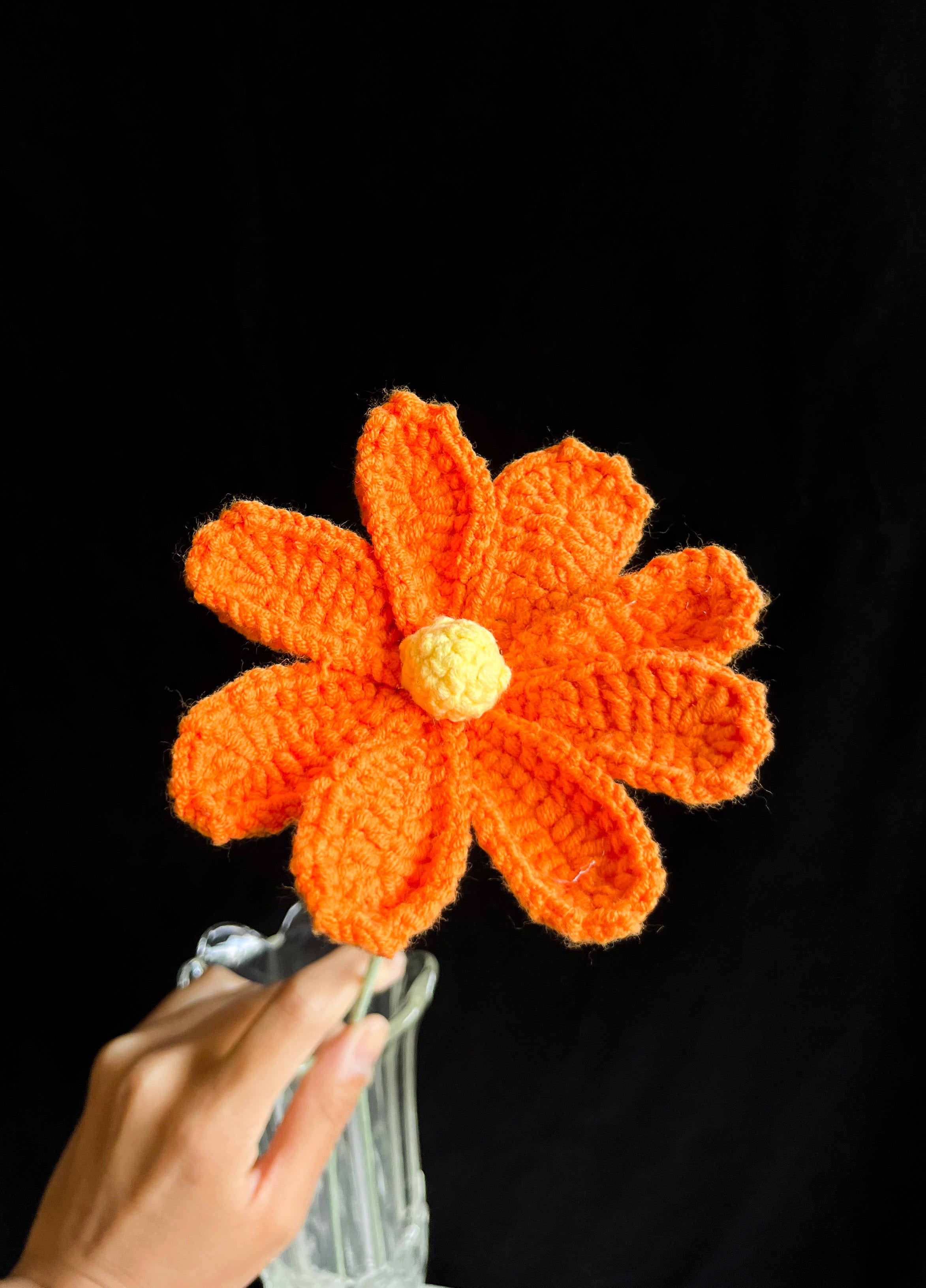 Handgehaakte oranje bloem – vrolijk & minimalistisch 🌼