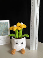 🌼 Gehaakte Bloempot met Gele Bloemetjes – Handgemaakte Decoratie