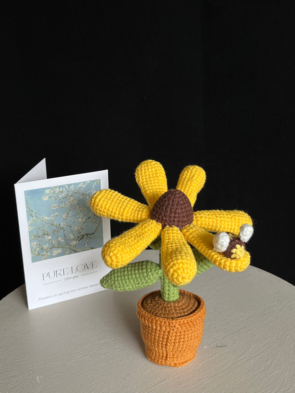 🌻 Gehaakte Zonnebloem met Bijtje – Handgemaakte Woondecoratie