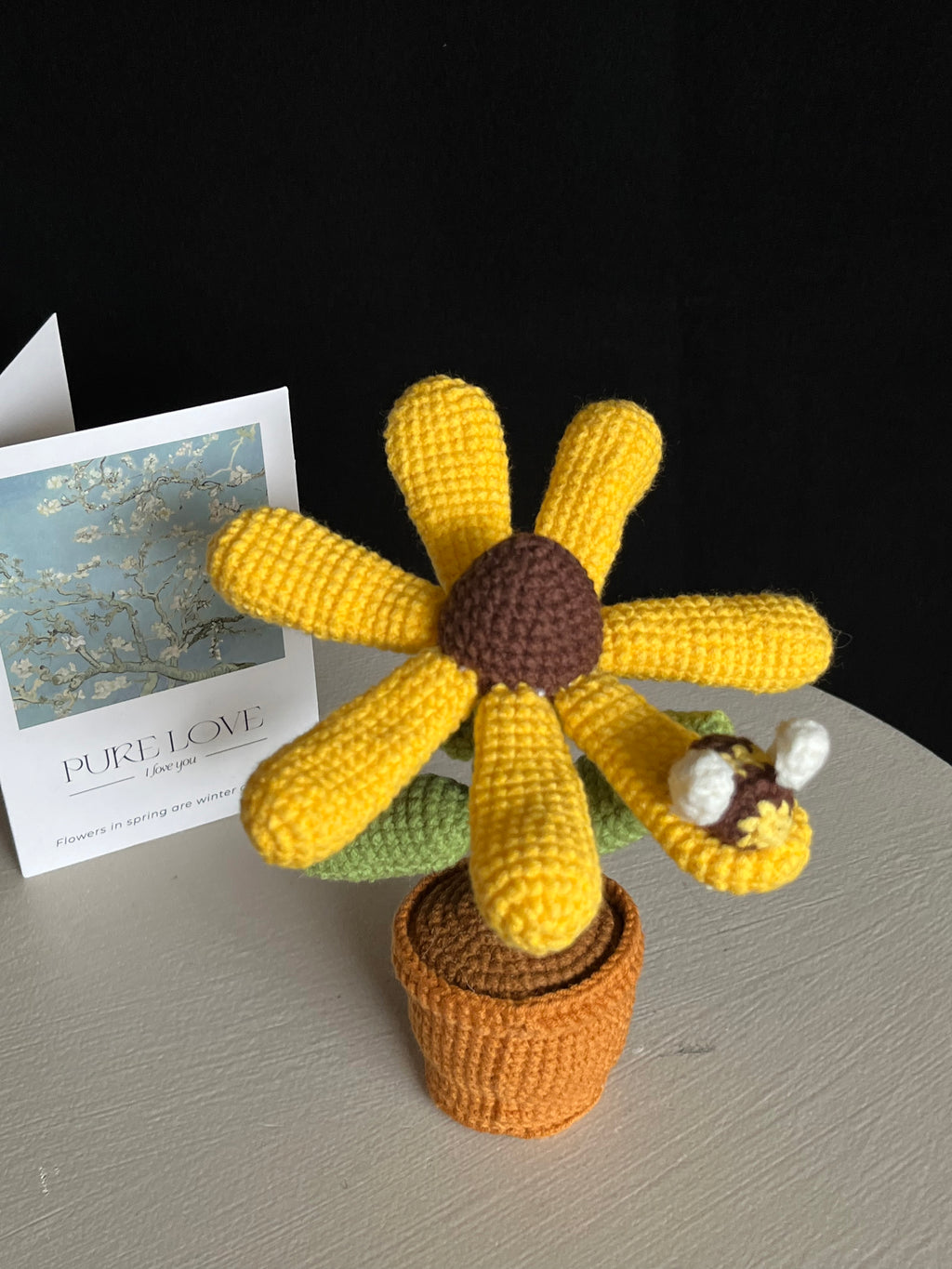 🌻 Gehaakte Zonnebloem met Bijtje – Handgemaakte Woondecoratie